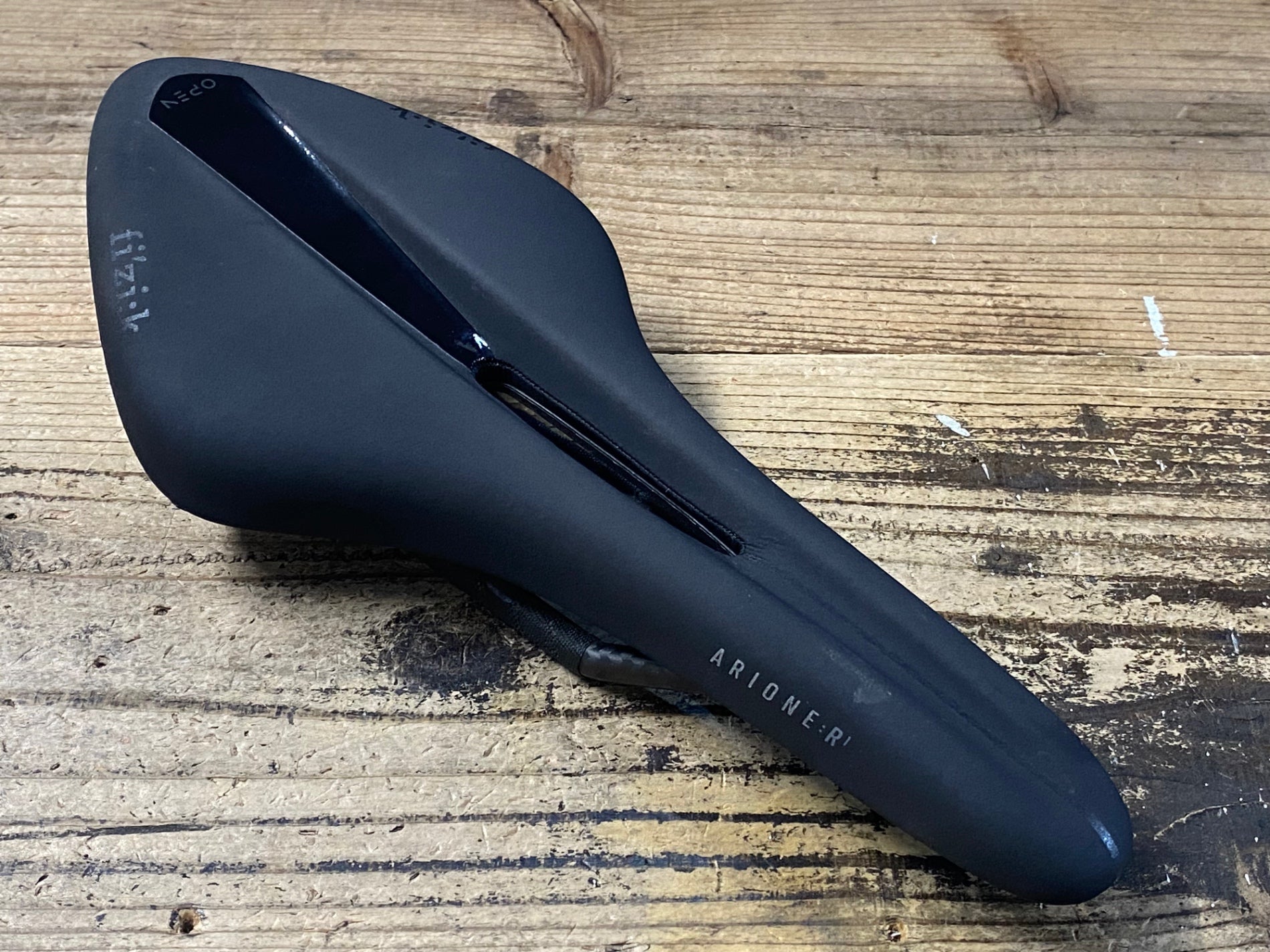 KJ099 フィジーク fizik アリオネ ARIONE R1 OPEN サドル REGULAR