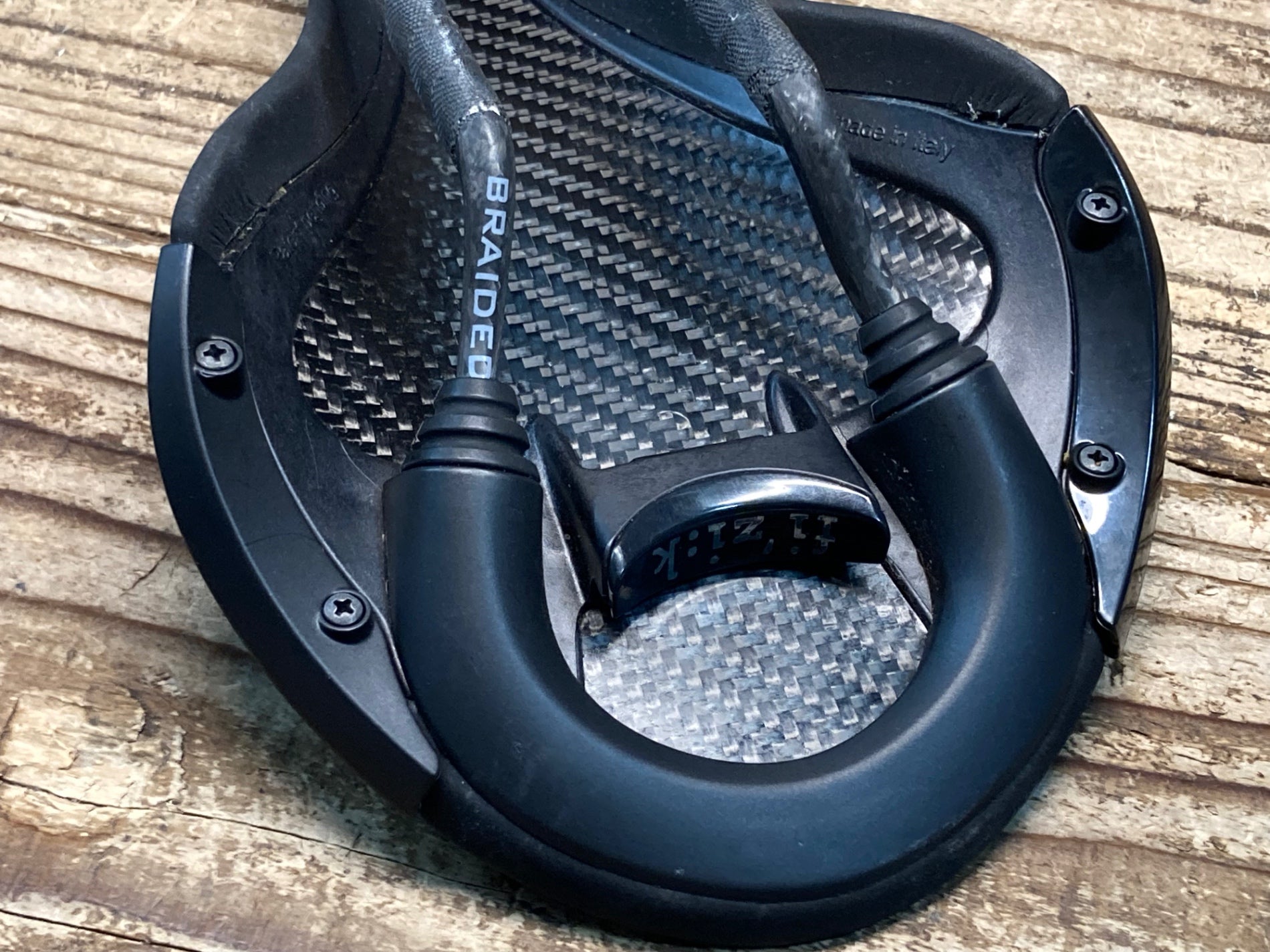 JH351 フィジーク fizik アリアンテ ALIANTE R1 レギュラー サドル 黒