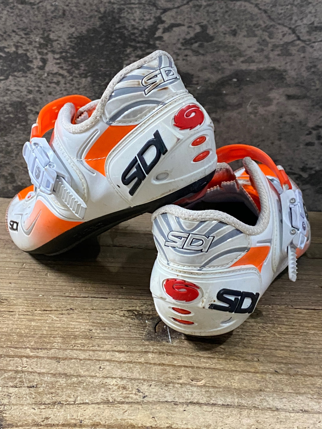 KM354 シディ SIDI WIRE CARBON ビンディングシューズ ホワイト オレンジ 40 3穴 ※固定バンド2色付属、サイド削れ傷