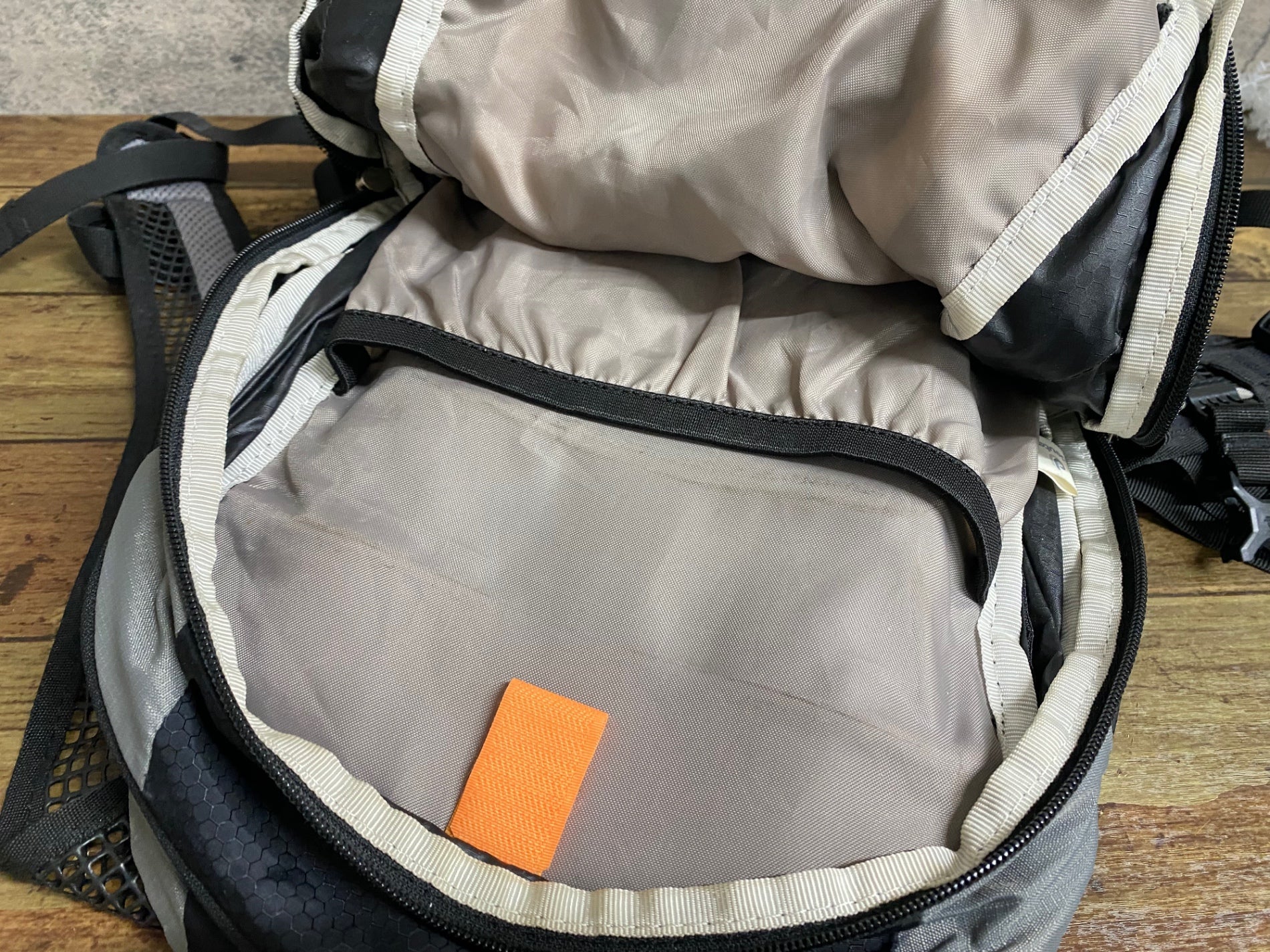 KB930 ドイター deuter race exp air バックパック 黒 ※たばこ臭あり