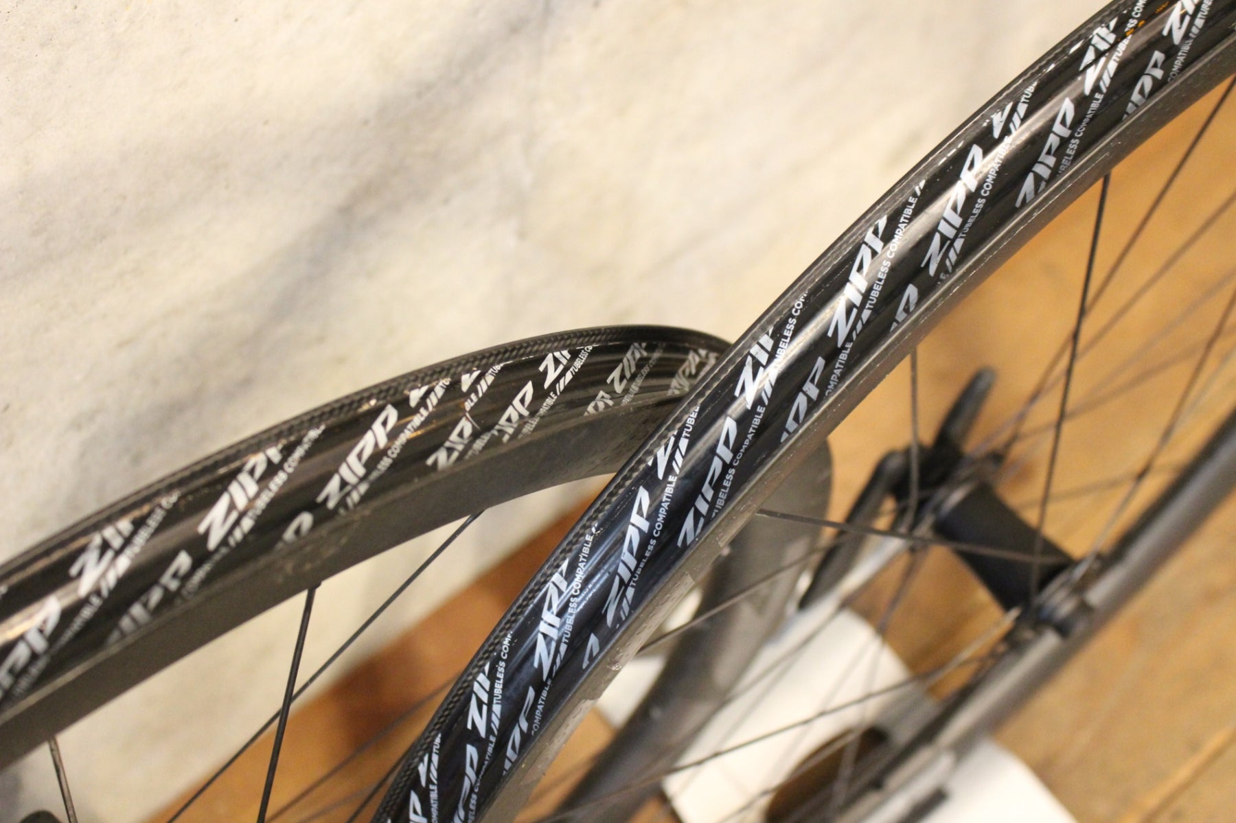 ジップ ZIPP 303 FIRECREST DISC カーボン チューブレスレディ