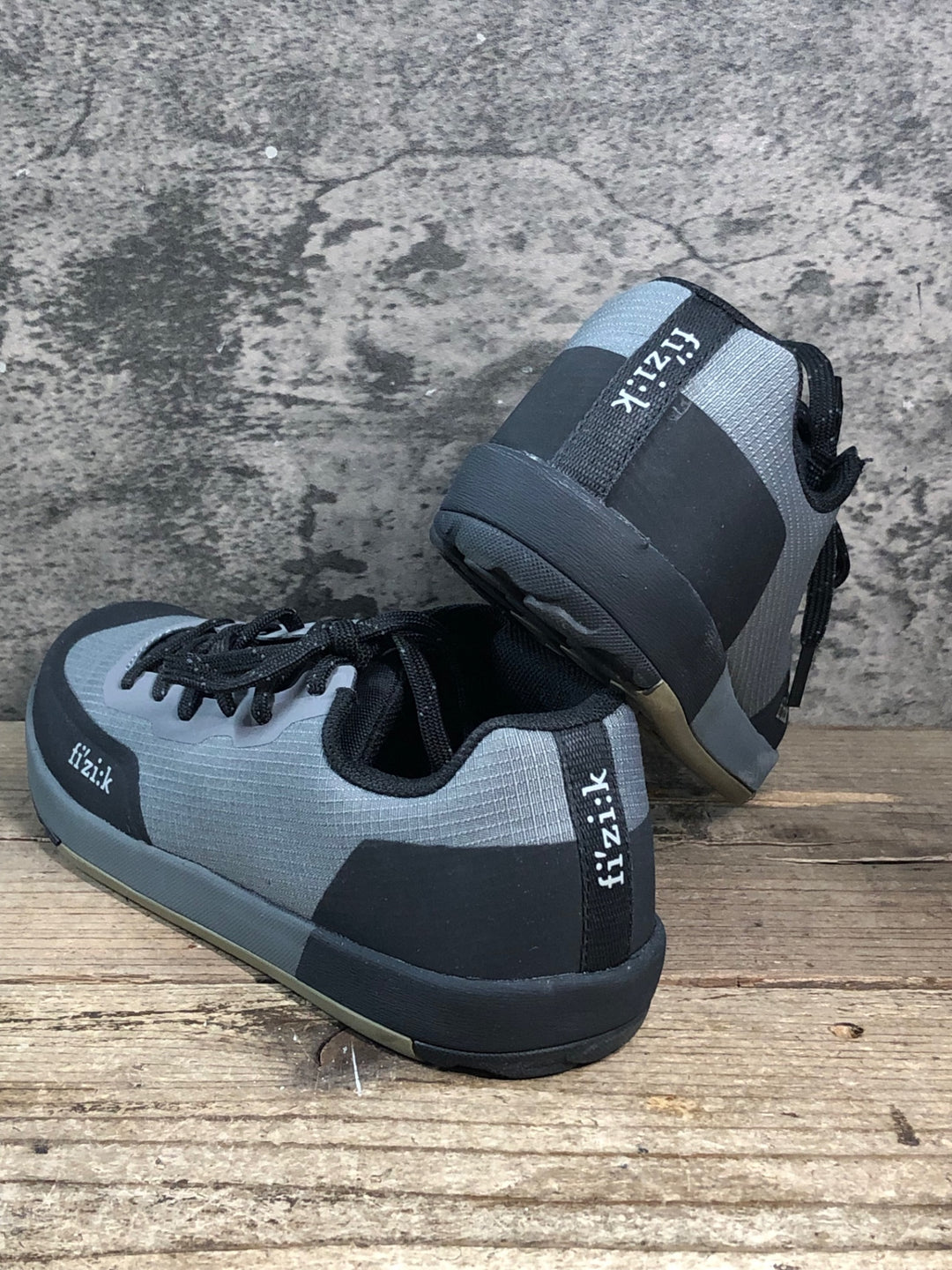 JU337 フィジーク fizik GRAVITA VERSOR FLAT shoes スニーカー フラットシューズ グレー 黒 EU39