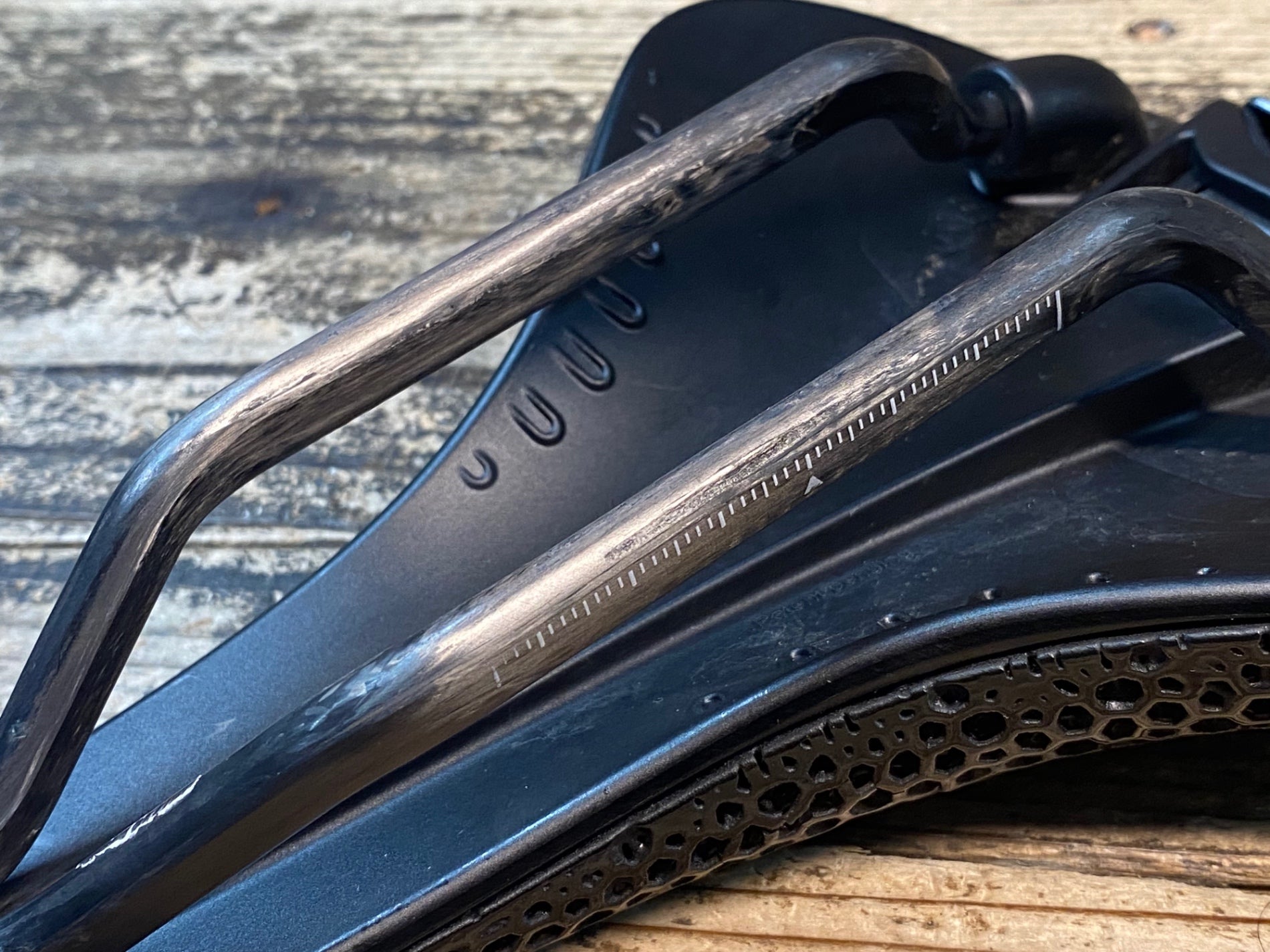 JG175 フィジーク Fizik Antares Versus Adaptive R1 3D サドル