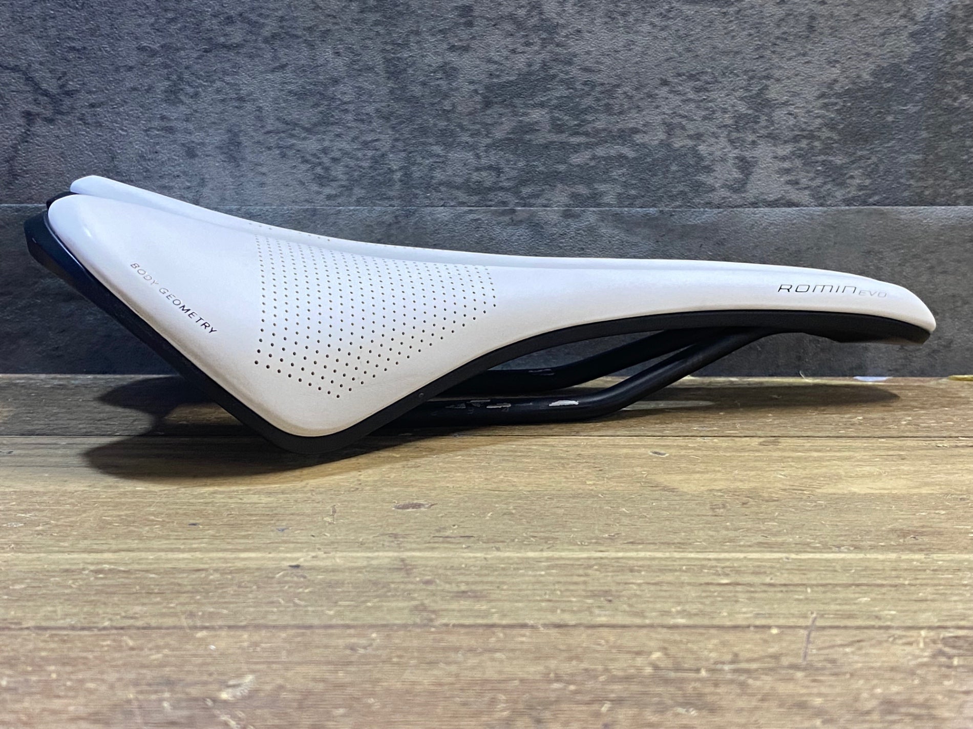JT777 スペシャライズド SPECIALIZED ROMIN EVO EXPERT GEL 143mm