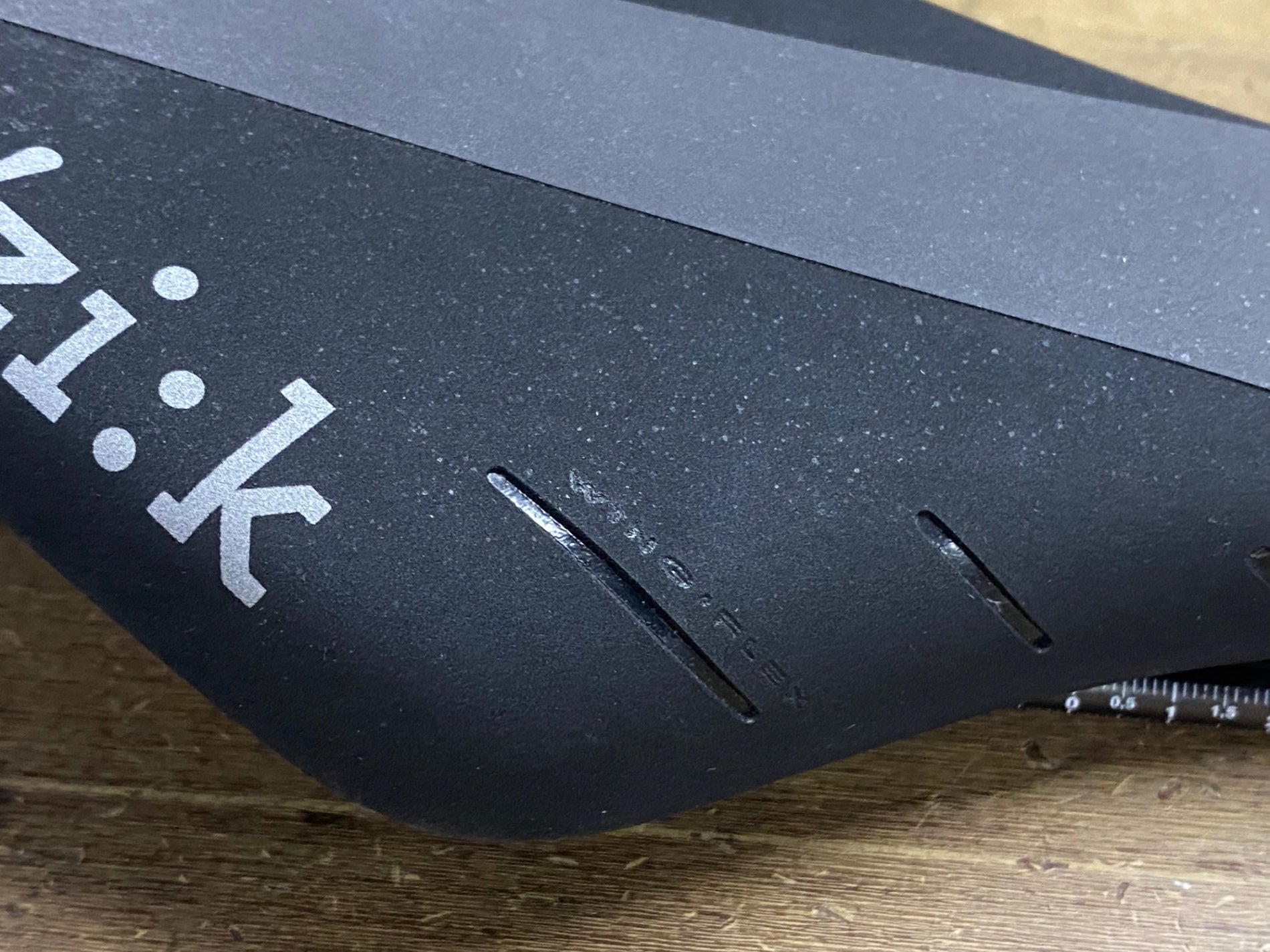 KN961 フィジーク fizik アリオネ ARIONE R3 REGULAR サドル 黒 kium