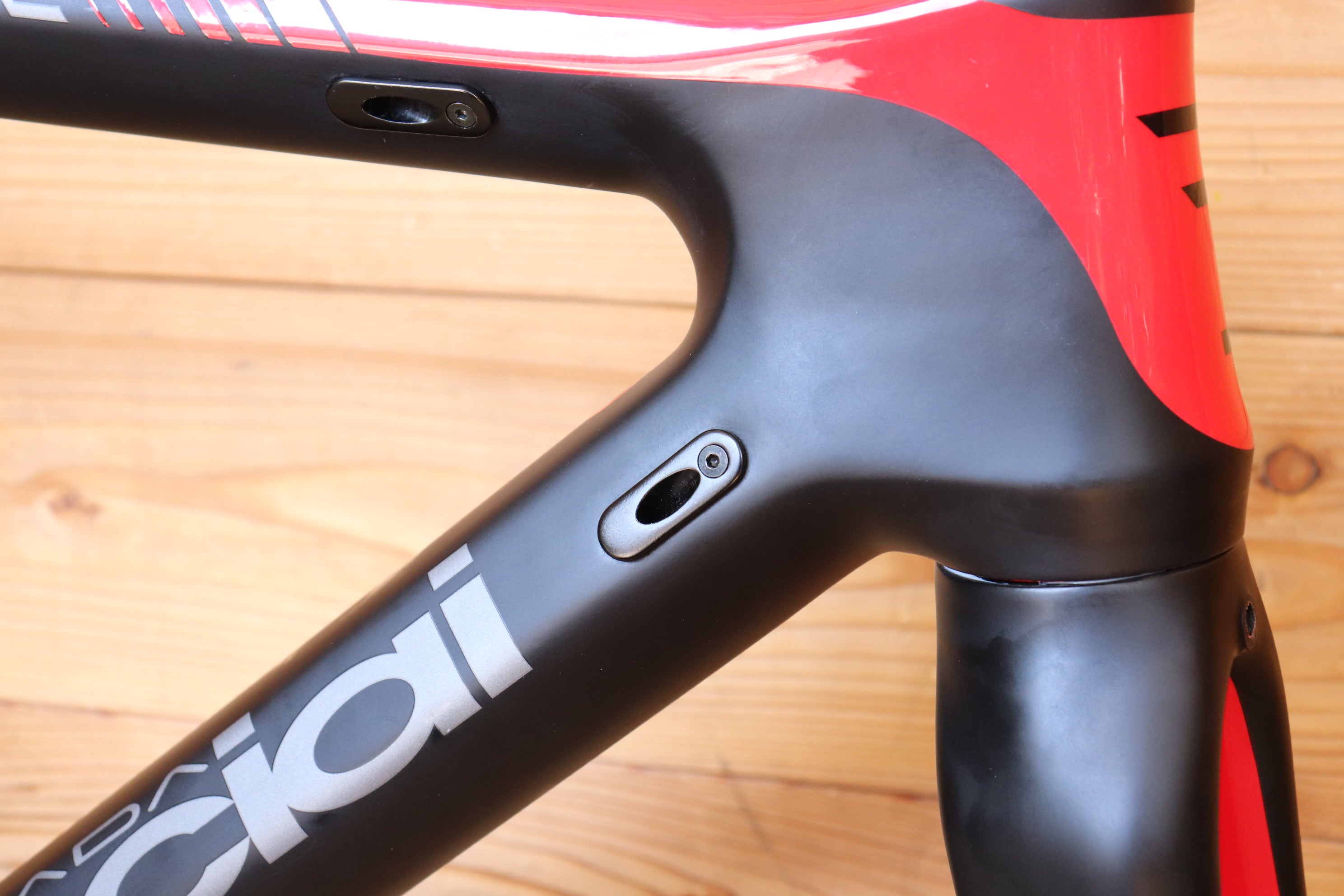 【最終特価】DEDACCIAI GLADIATORE フルカーボンフレーム/カーボンクリンチャーホイール/11sシマノ105 XS:身長155~165cm デダ【修復歴有】 デダチャイ ストラーダ DEDACCIAI STRADA グラディエーター GLADIATORE