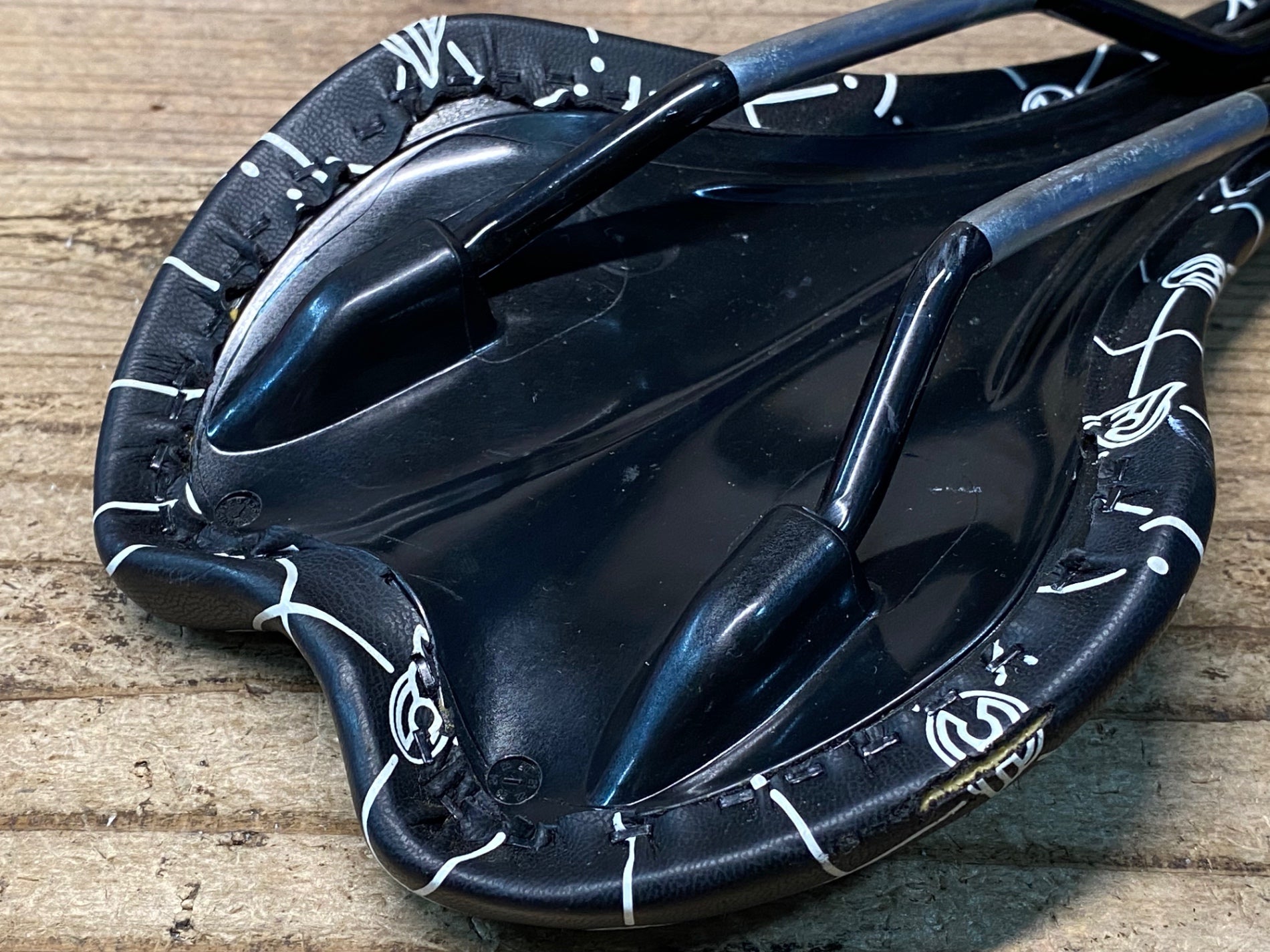 JP588 チネリ Cinelli SCATTO C-Smile サドル 黒 クロモリレール 140mm