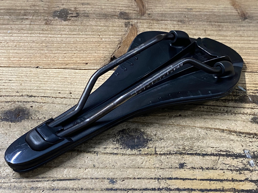 KO601 フィジーク fizik アリオネ ARIONE R3 VERSUS evo サドル 黒 kium