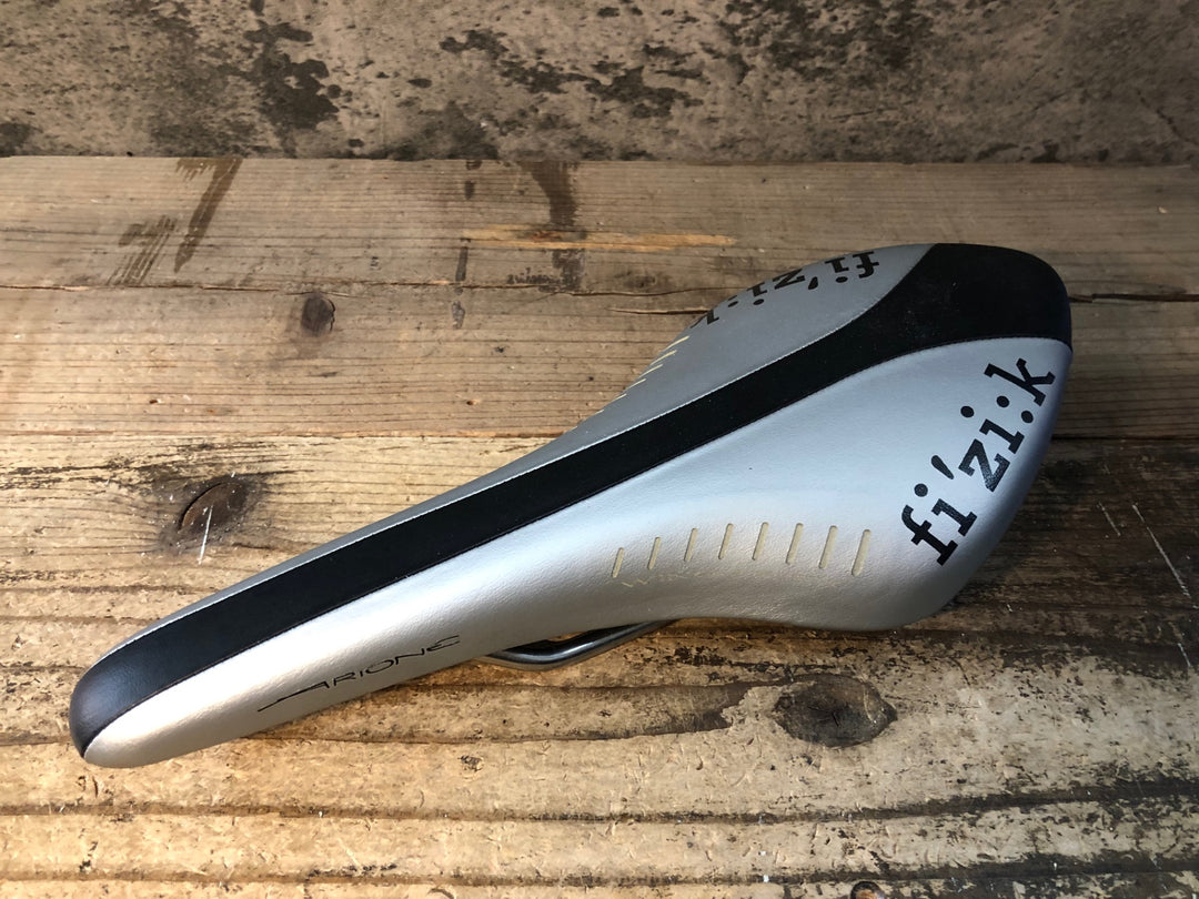 JM594 フィジーク fizik アリオネ ARIONE WING FLEX サドル シルバー 黒 TITANIOレール