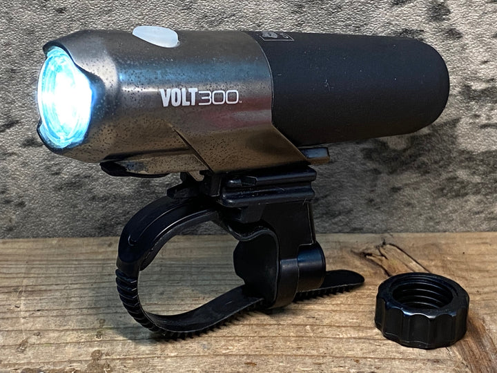 IU832 キャットアイ CAT-EYE ボルト VOLT 300 LED フロントライト 点灯確認済み
