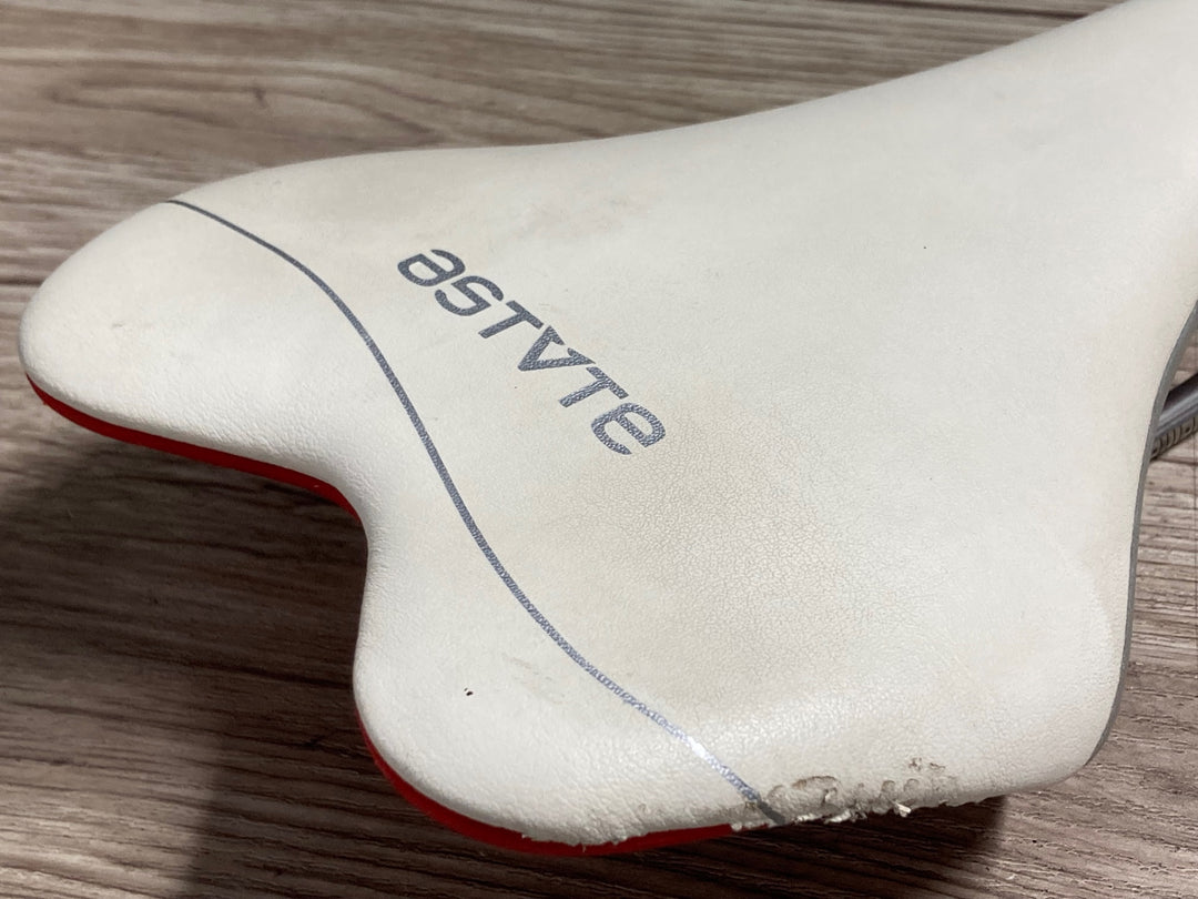 KB633 アスチュート ASTUTE スカイライン SKYLINE SR サドル 白 赤 140mm チタンレール