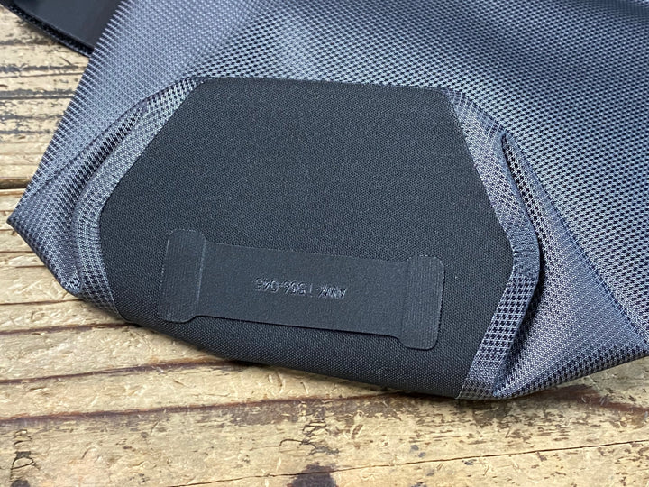 JV605 アピデュラ APIDURA FORK PACK 4.5L フォークバッグ 黒グレー