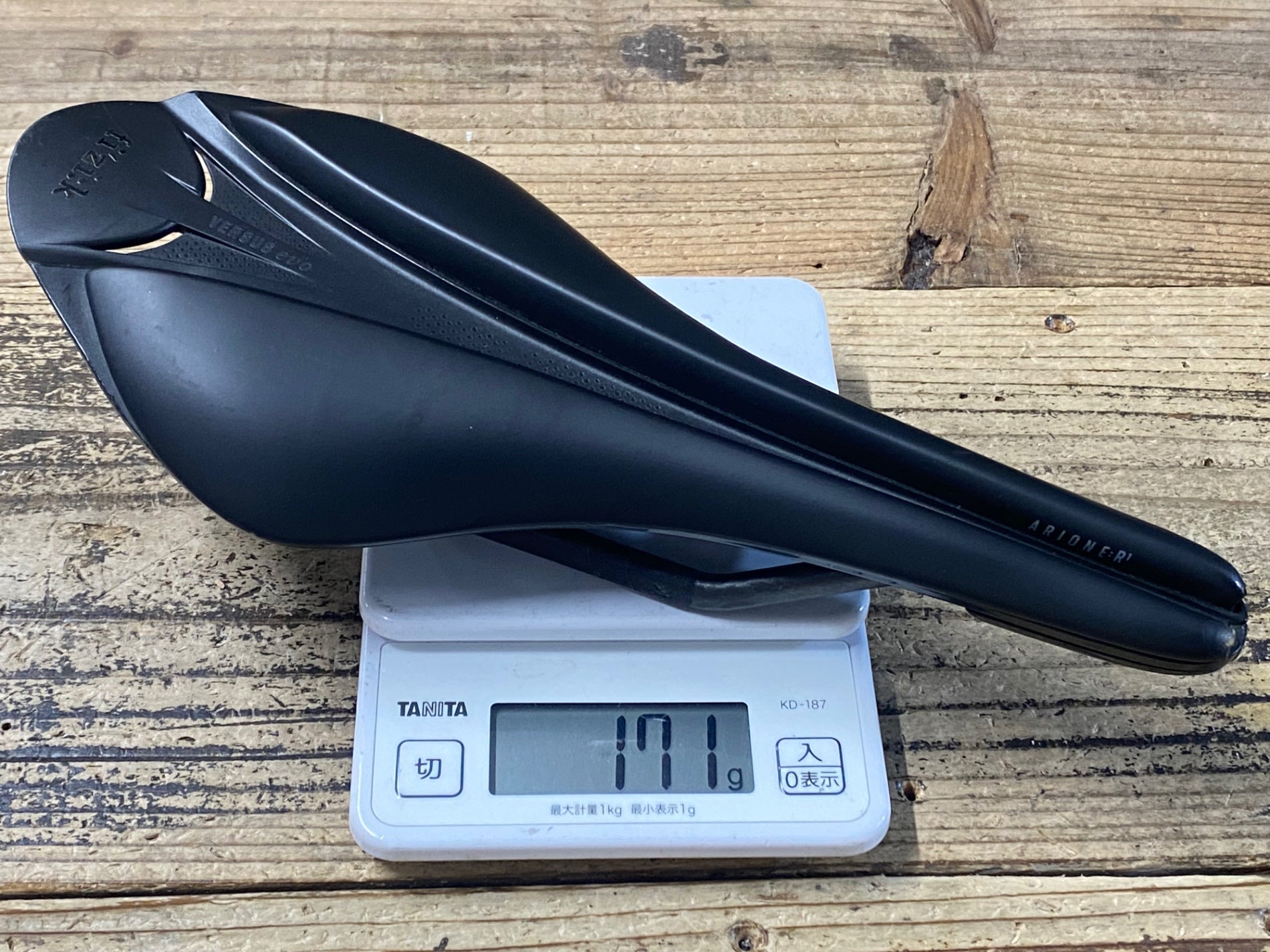 KD586 フィジーク fizik ARIONE R1 VERSUS EVO サドル 黒 カーボン