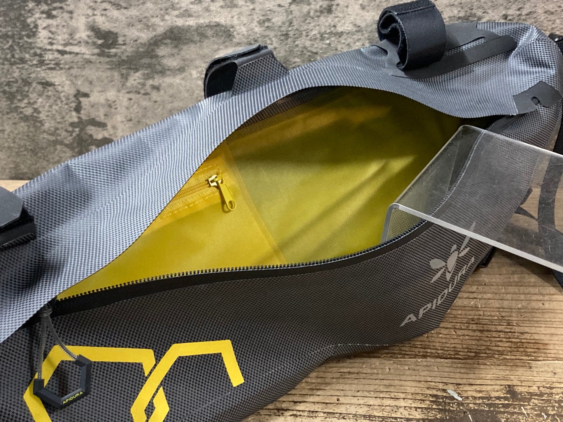 JX816 アピデュラ APIDURA エクスペディション フレームパック 3L