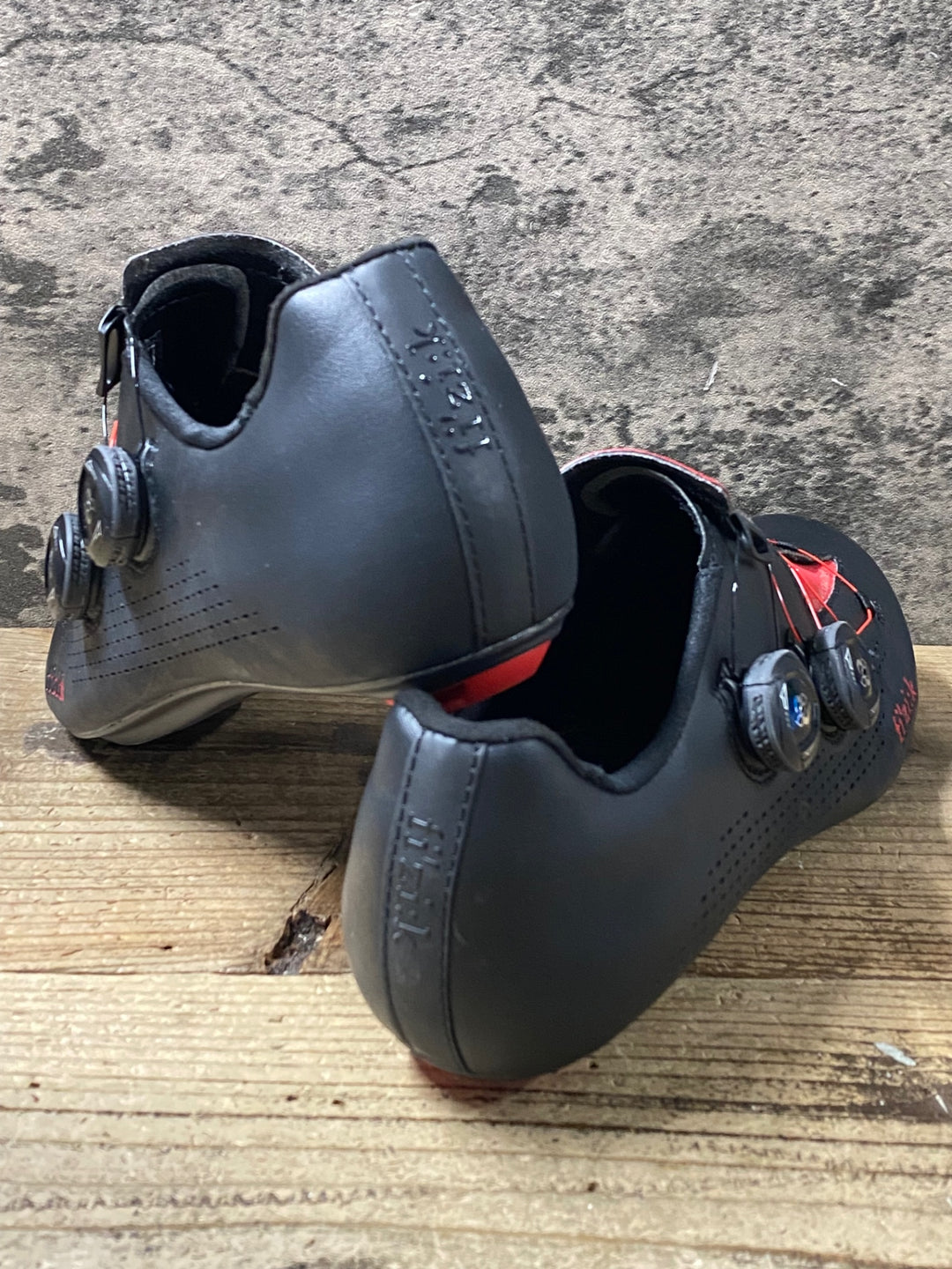 KI039 フィジーク fizik インフィニート R1 INFINITO ビンディングシューズ 3穴 黒赤 EU41