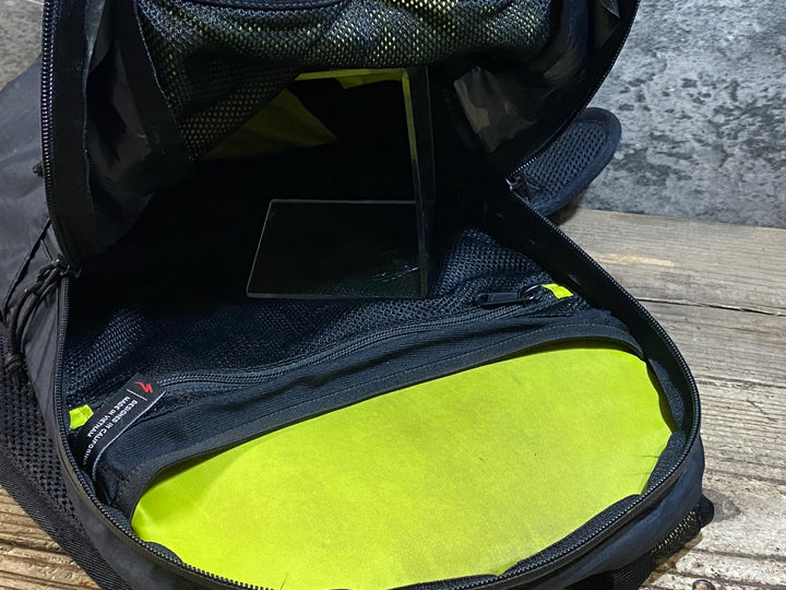 KD467 スペシャライズド SPECIALIZED BASE MILES FTHRWGT BACKPACK バックパック 黒 ※スレ,一部剥がれ