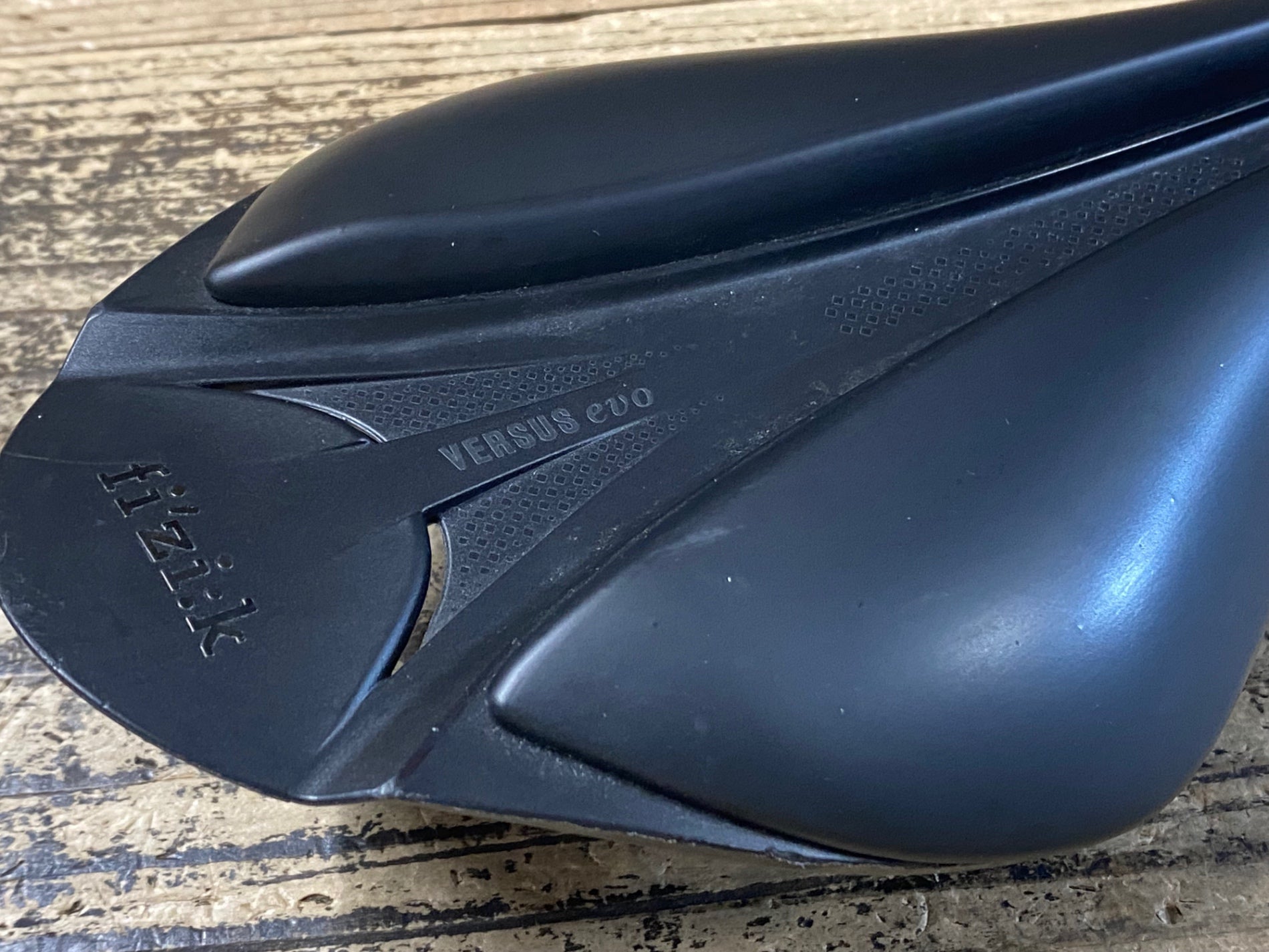 KD586 フィジーク fizik ARIONE R1 VERSUS EVO サドル 黒 カーボン