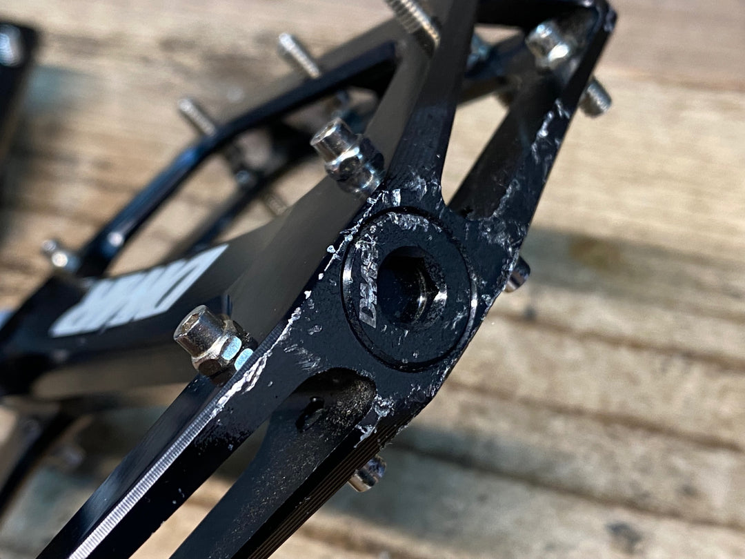 JJ158 DMR VAULT フラットペダル 黒