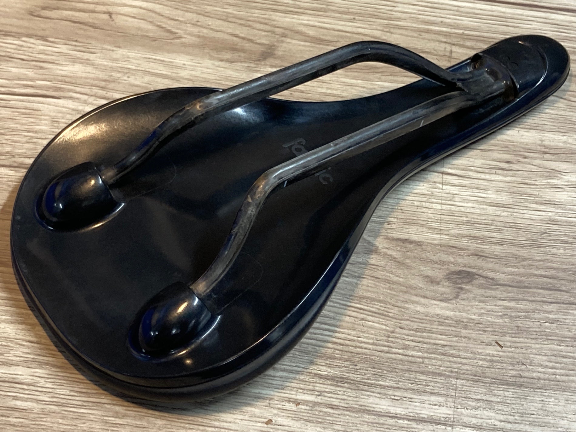 JU867 ファブリック fabric SCOOP SHALLOW PRO TEAM サドル 黒