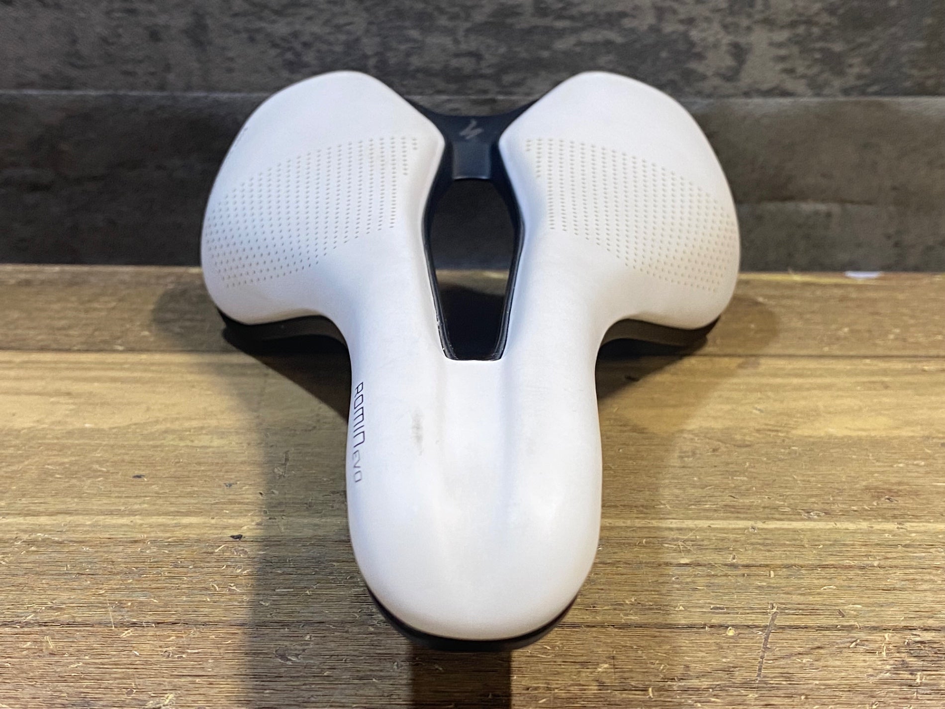 JT777 スペシャライズド SPECIALIZED ROMIN EVO EXPERT GEL 143mm