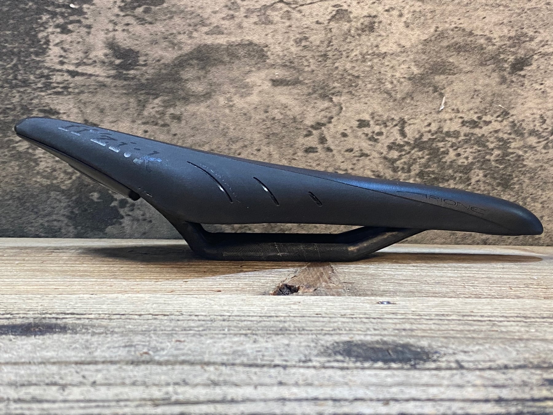 JX891 フィジーク fizik ARIONE R1 サドル 黒 regular BRAIDEDレール