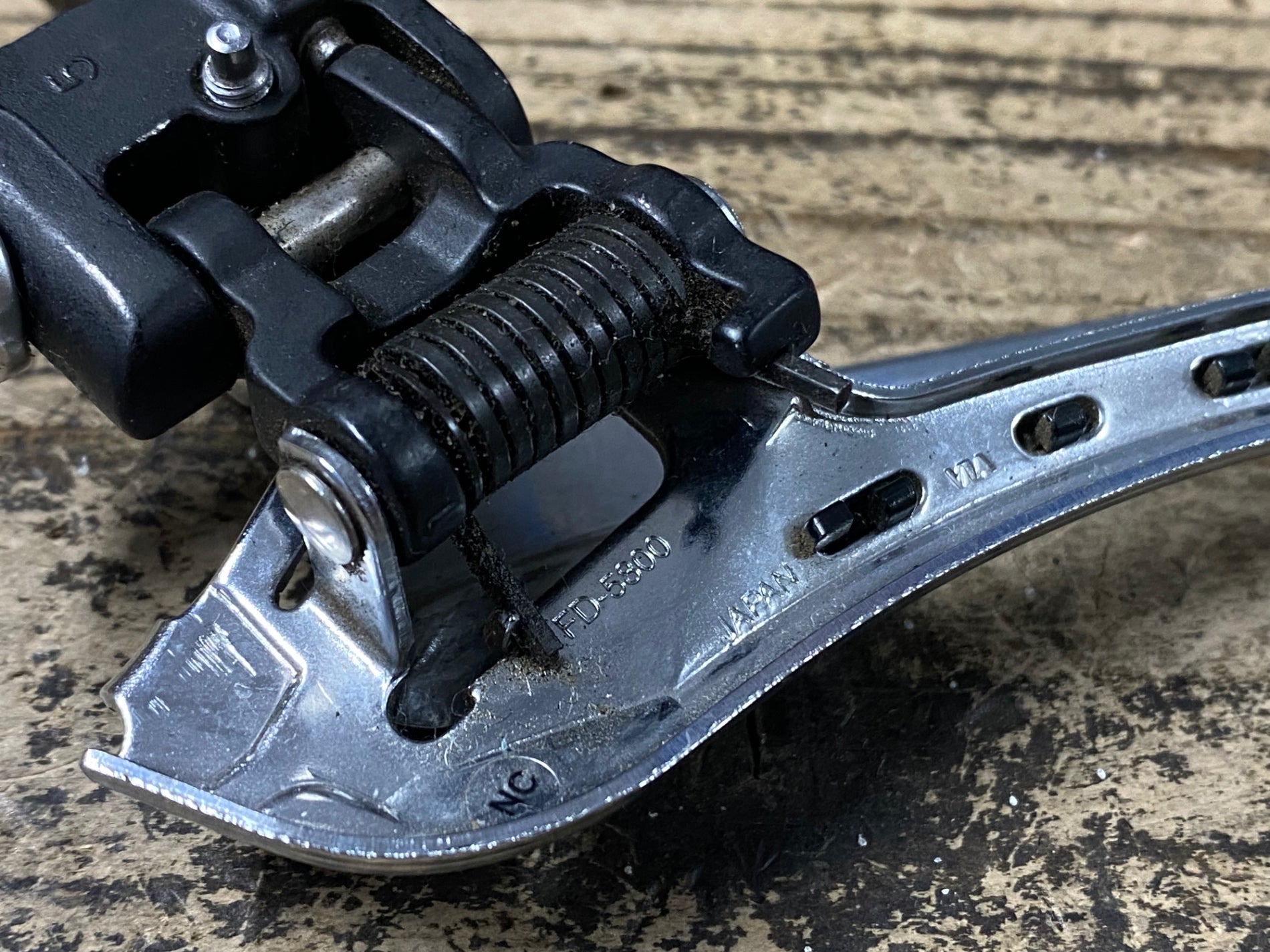 JA117 シマノ SHIMANO 105 FD-5800 直付 フロントディレイラー 2S