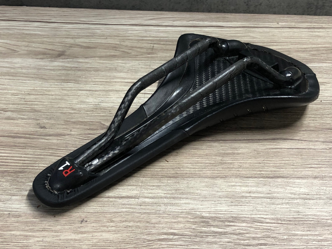 KI726 フィジーク fizik ANTARES R1 regular サドル カーボンレール 破れ プレート欠品