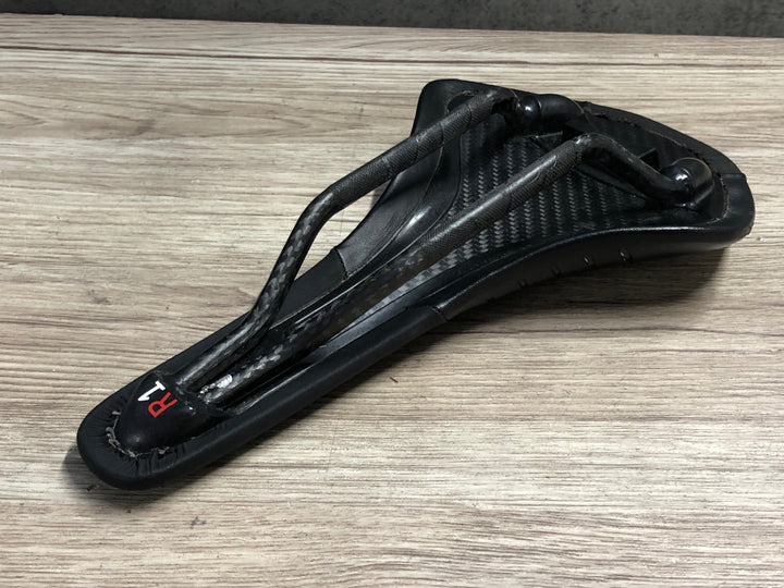 KI726 フィジーク fizik ANTARES R1 regular サドル カーボンレール 破れ プレート欠品