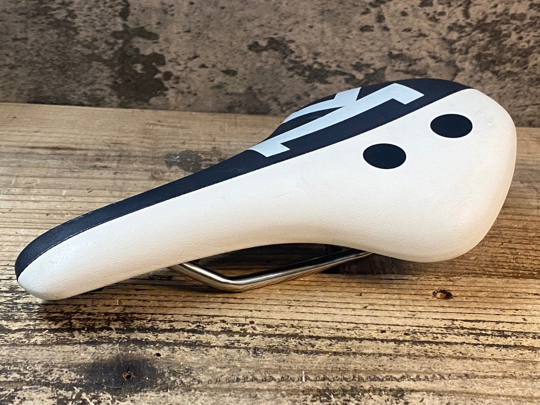 JP107 フィジーク fizik アレス ARES サドル 白 黒 kiumレール ※固定プレート欠品