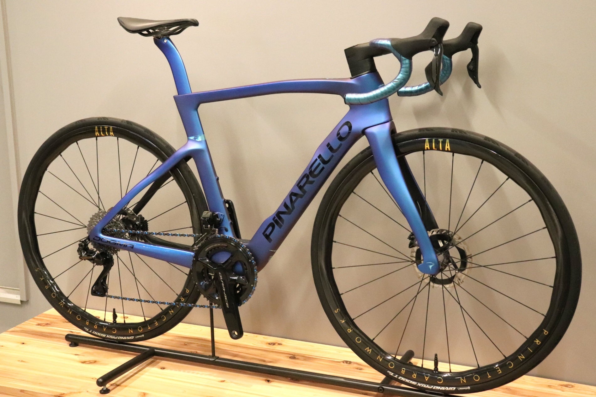 ピナレロ PINARELLO ドグマ NEW DOGMA F 2025モデル 530サイズ シマノ
