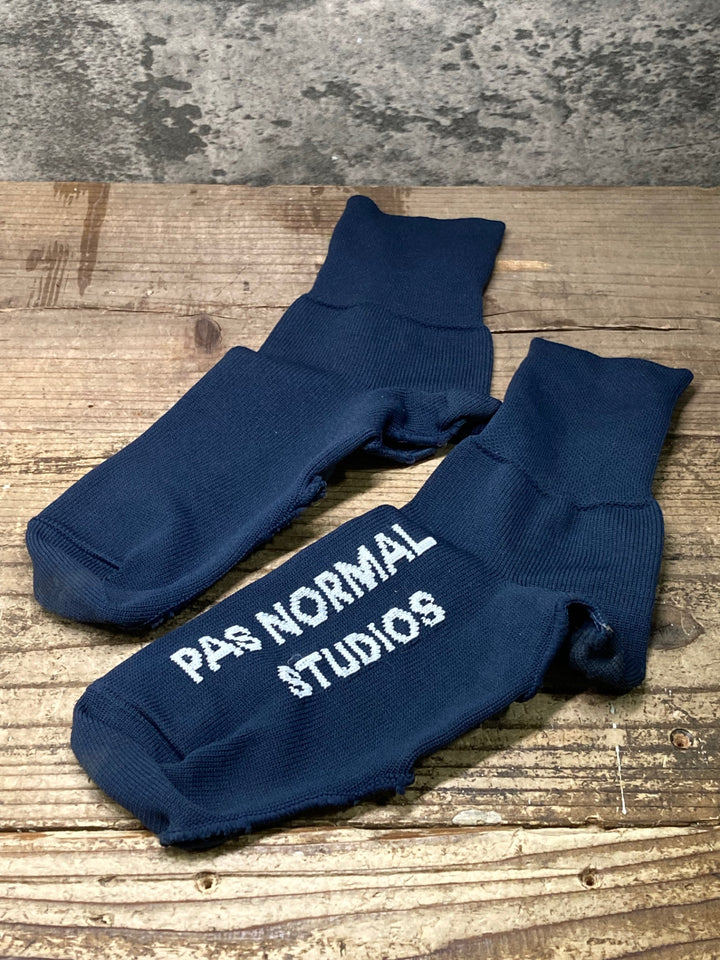 JH652 パスノーマルスタジオ PAS NORMAL STUDIOS OVERSOCKS シューズカバー 紺 M