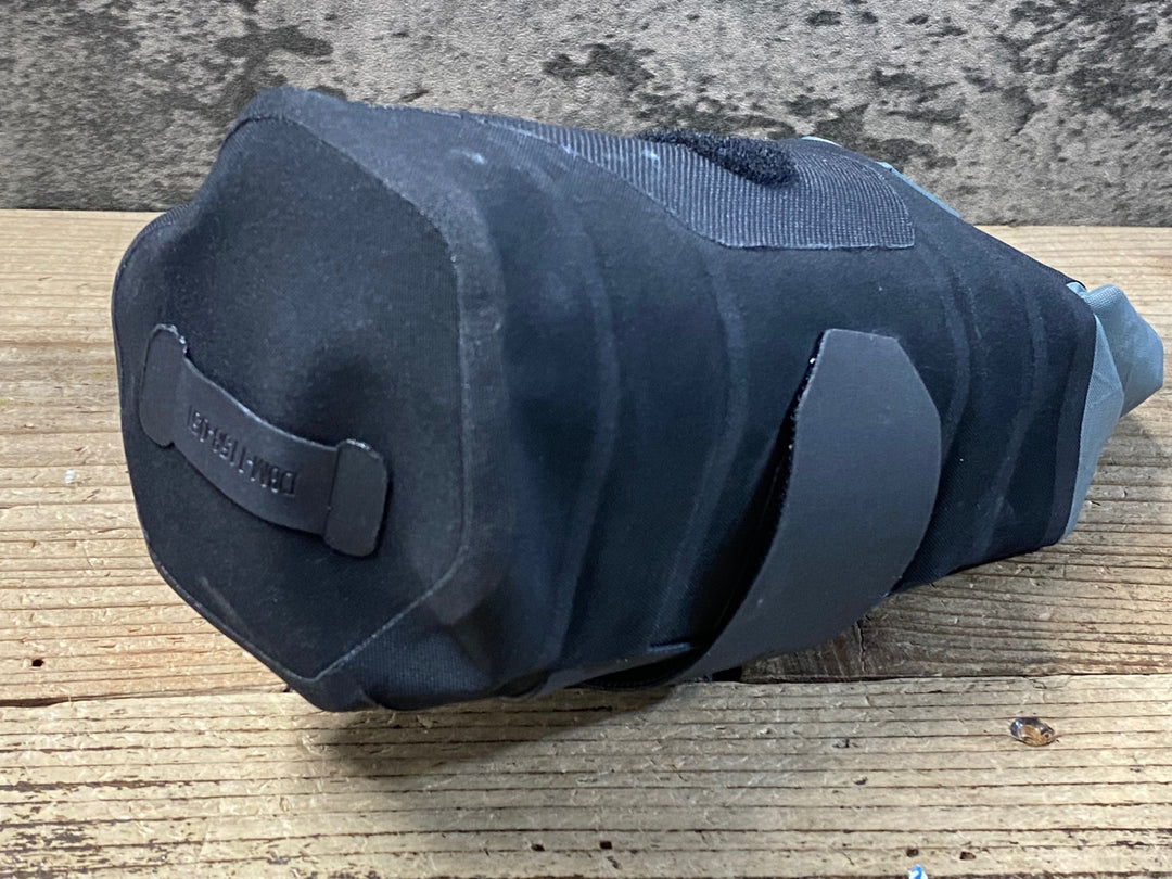 KA992 アピデュラ APIDURA ダウンチューブバッグ 1.8L 黒