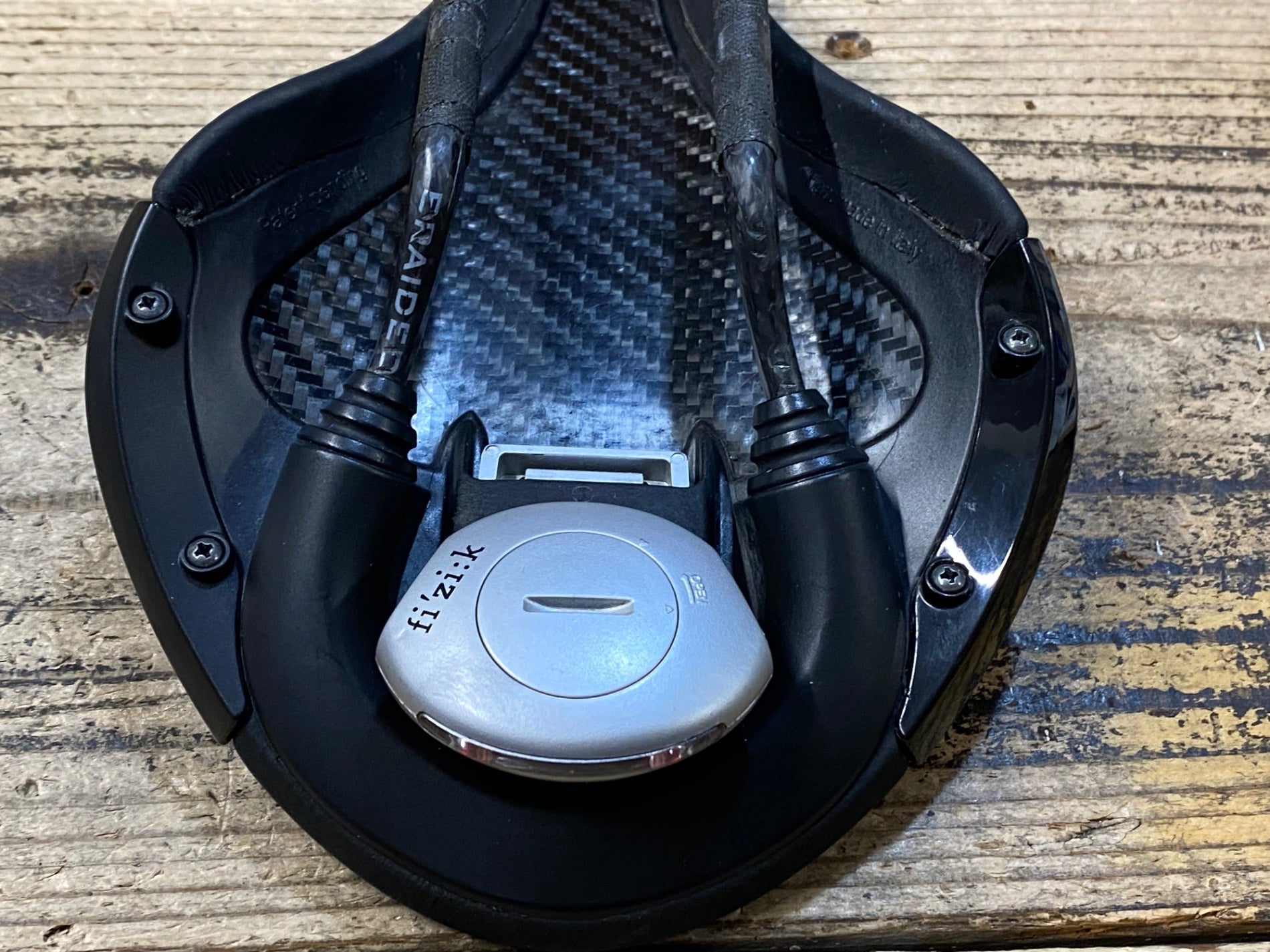 JW952 フィジーク fizik アリアンテ ALIANTE R1 サドル 黒 138mm