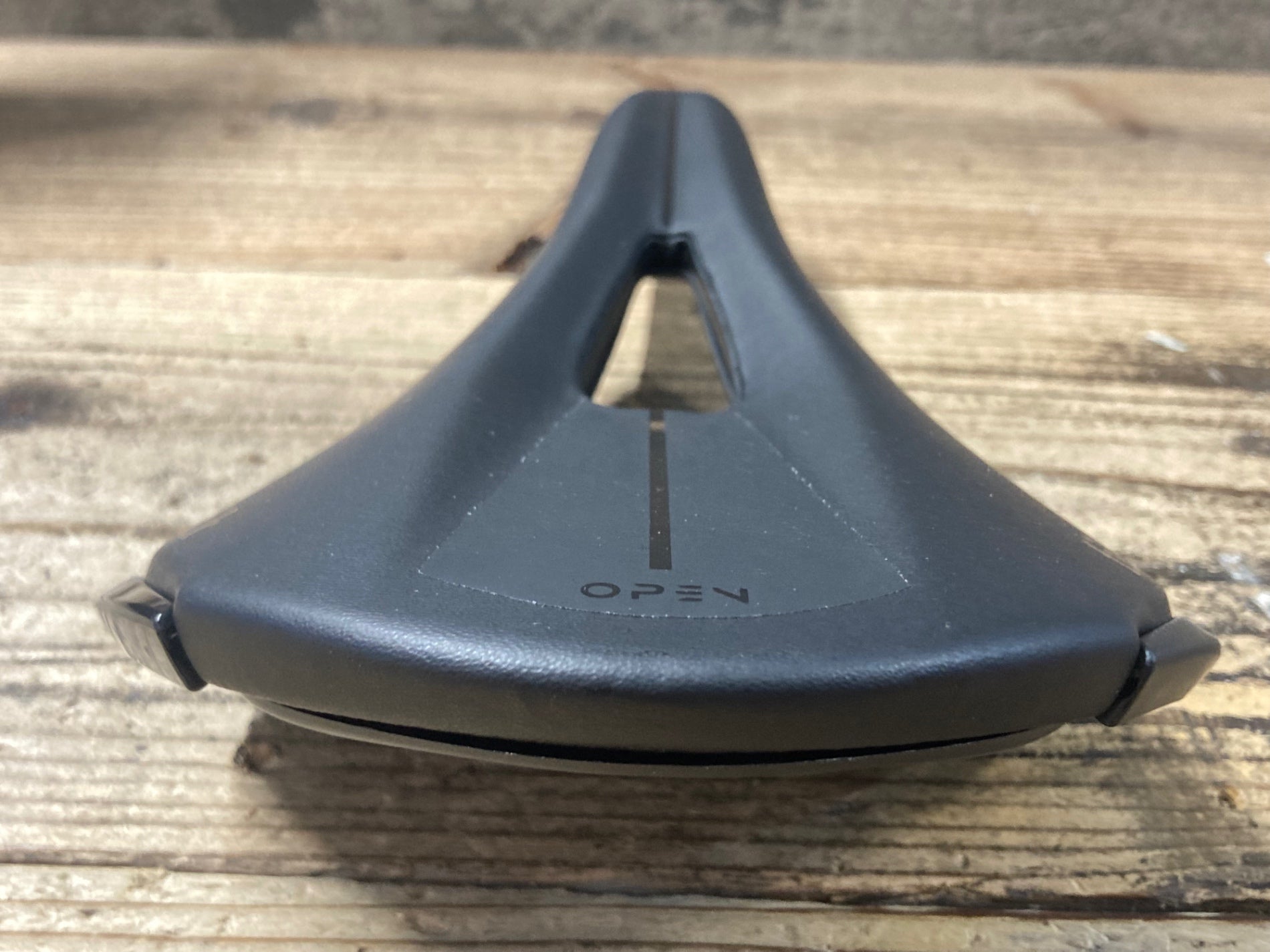 KK392 フィジーク fizik アリアンテ ALIANTE R3 OPEN サドル REGULAR