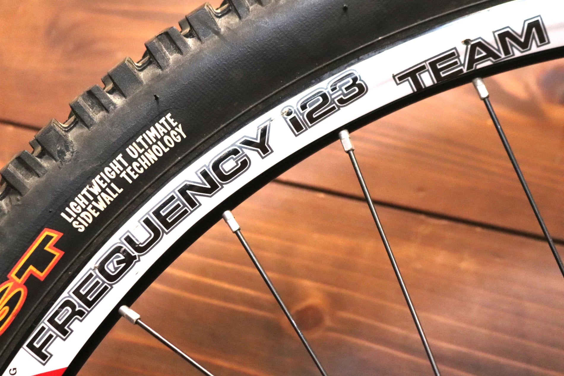WTB FREQUENCY I26 アルミ チューブレスレディ ホイールセット シマノ