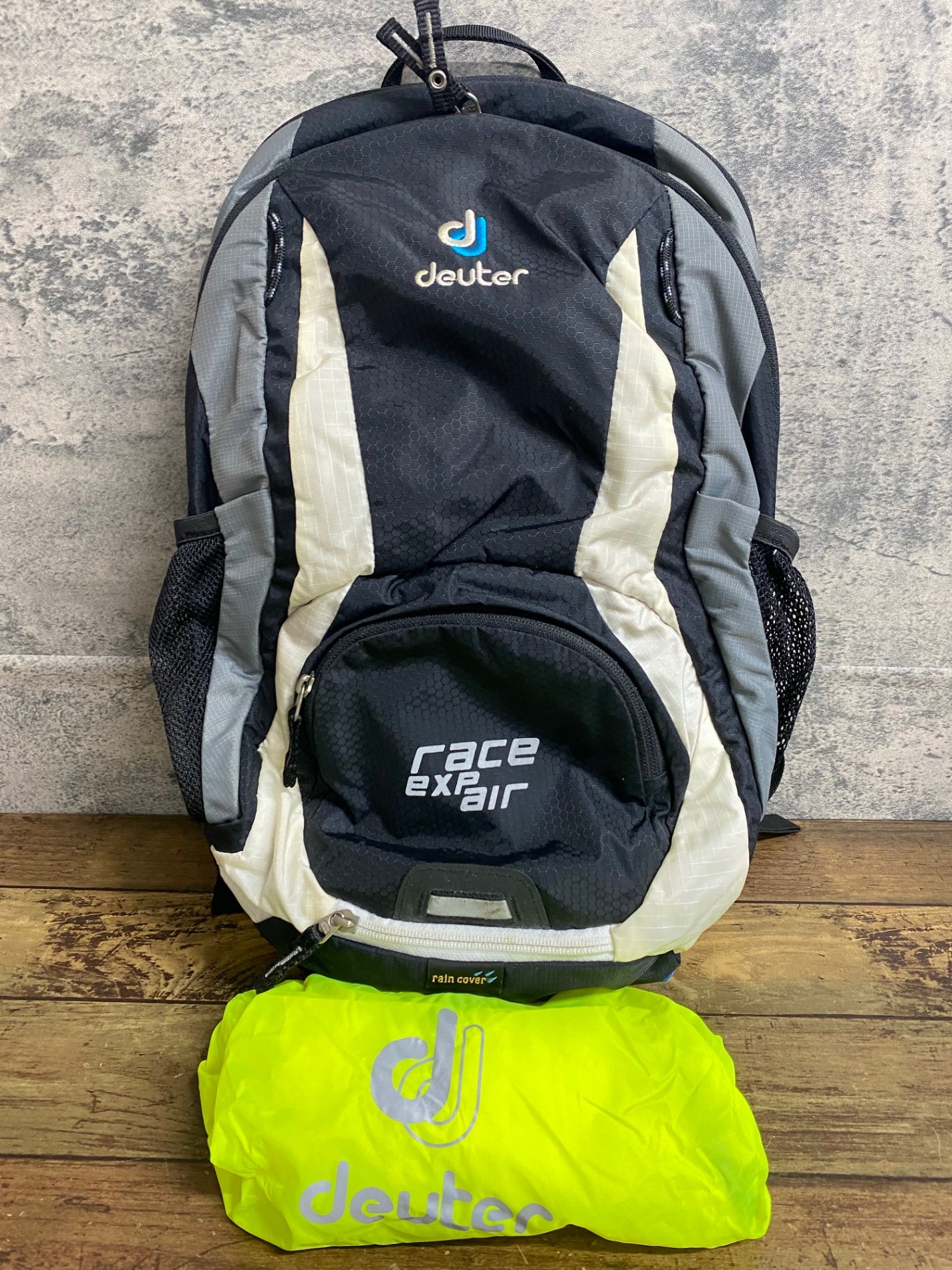KB930 ドイター deuter race exp air バックパック 黒 ※たばこ臭あり