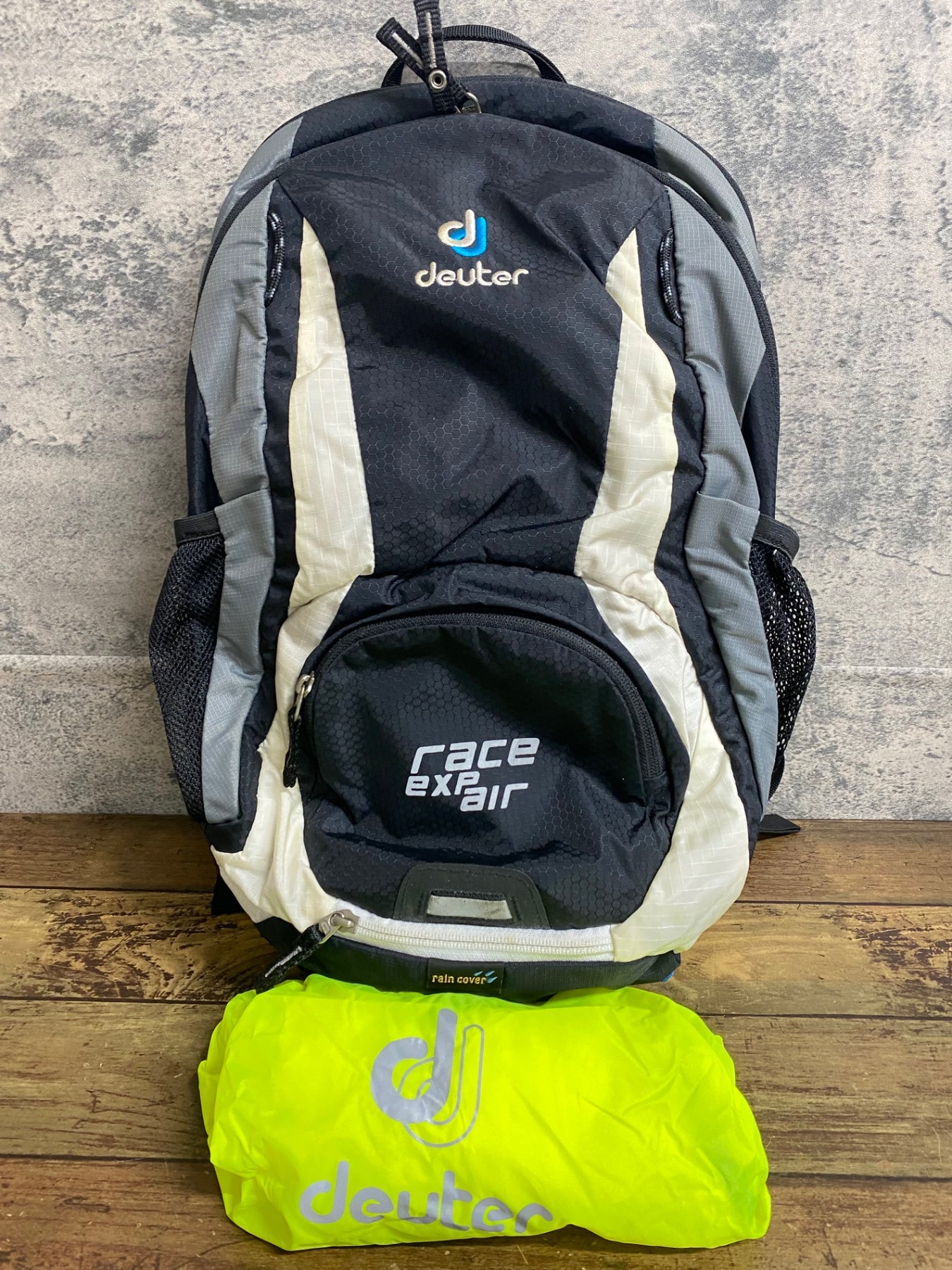 KB930 ドイター deuter race exp air バックパック 黒 ※たばこ臭あり