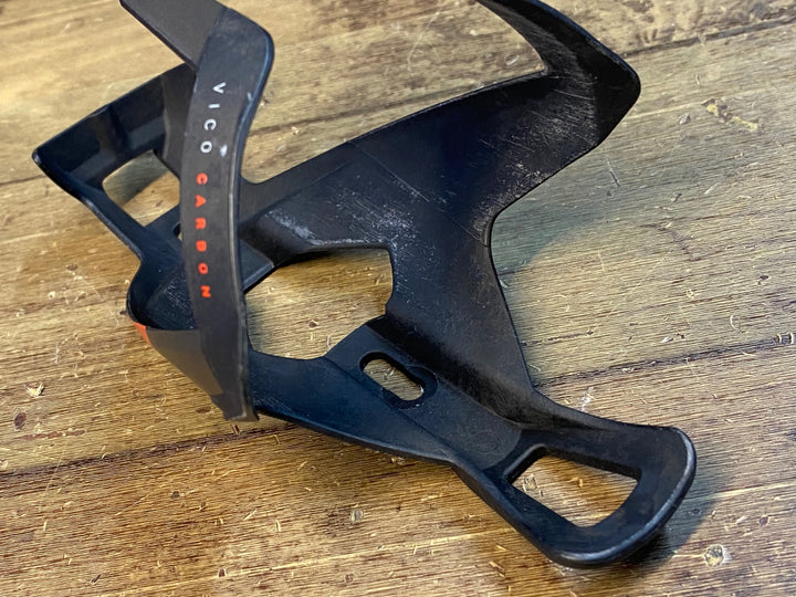 JI411 エリート ELITE VICO CARBON ボトルケージ 赤 黒