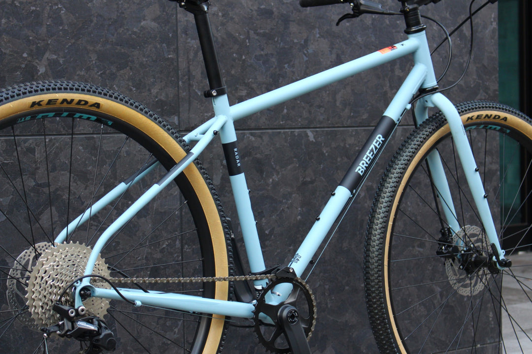 未走行品！ブリーザー BREEZER ラダー カフェ RADAR CAFE 2025 XS シマノ デオーレ 1×10S 油圧DISC クロモリ クロスバイク 【福岡店】