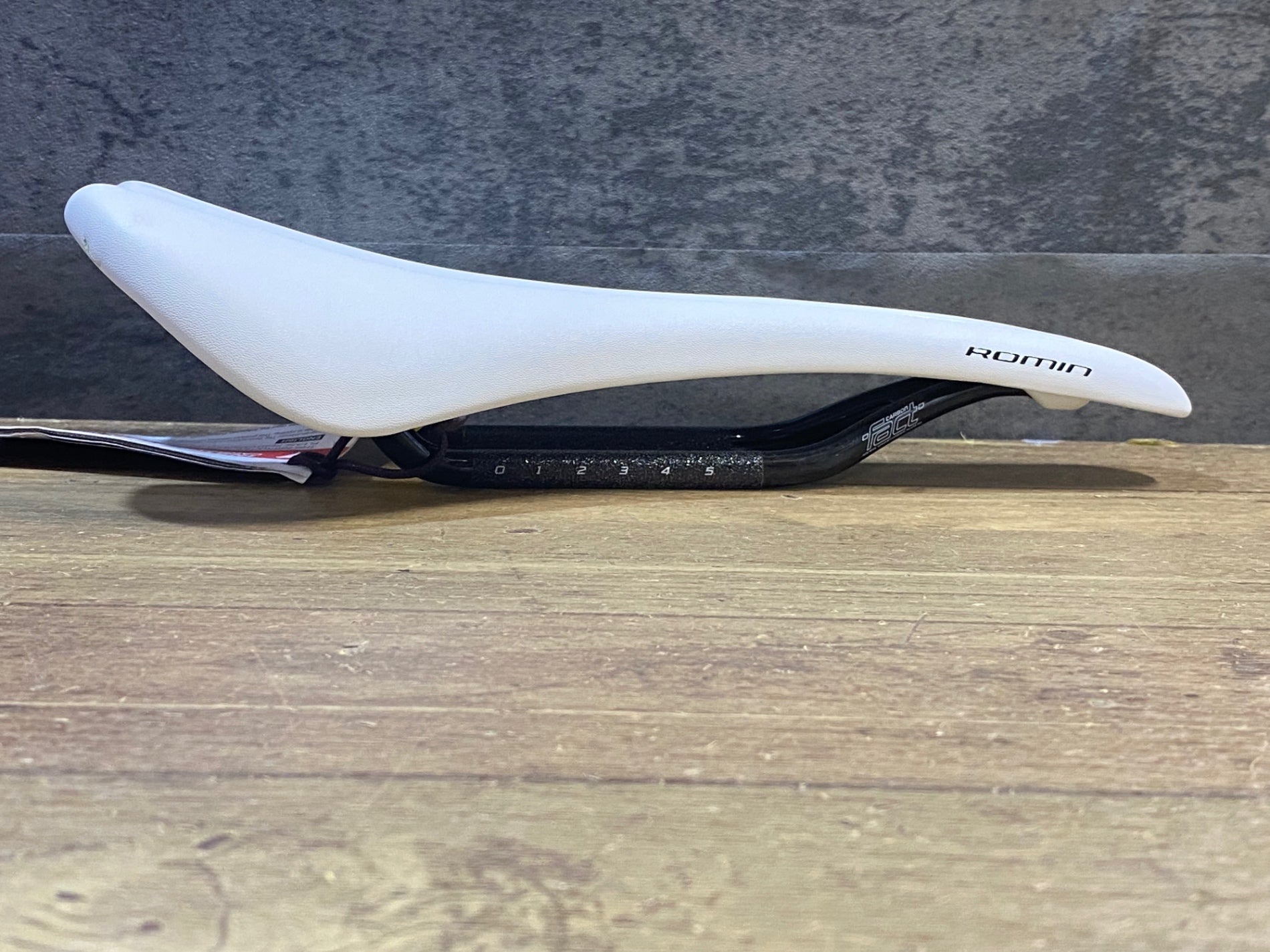 JT776 スペシャライズド SPECIALIZED ROMIN PRO サドル 143mm カーボン