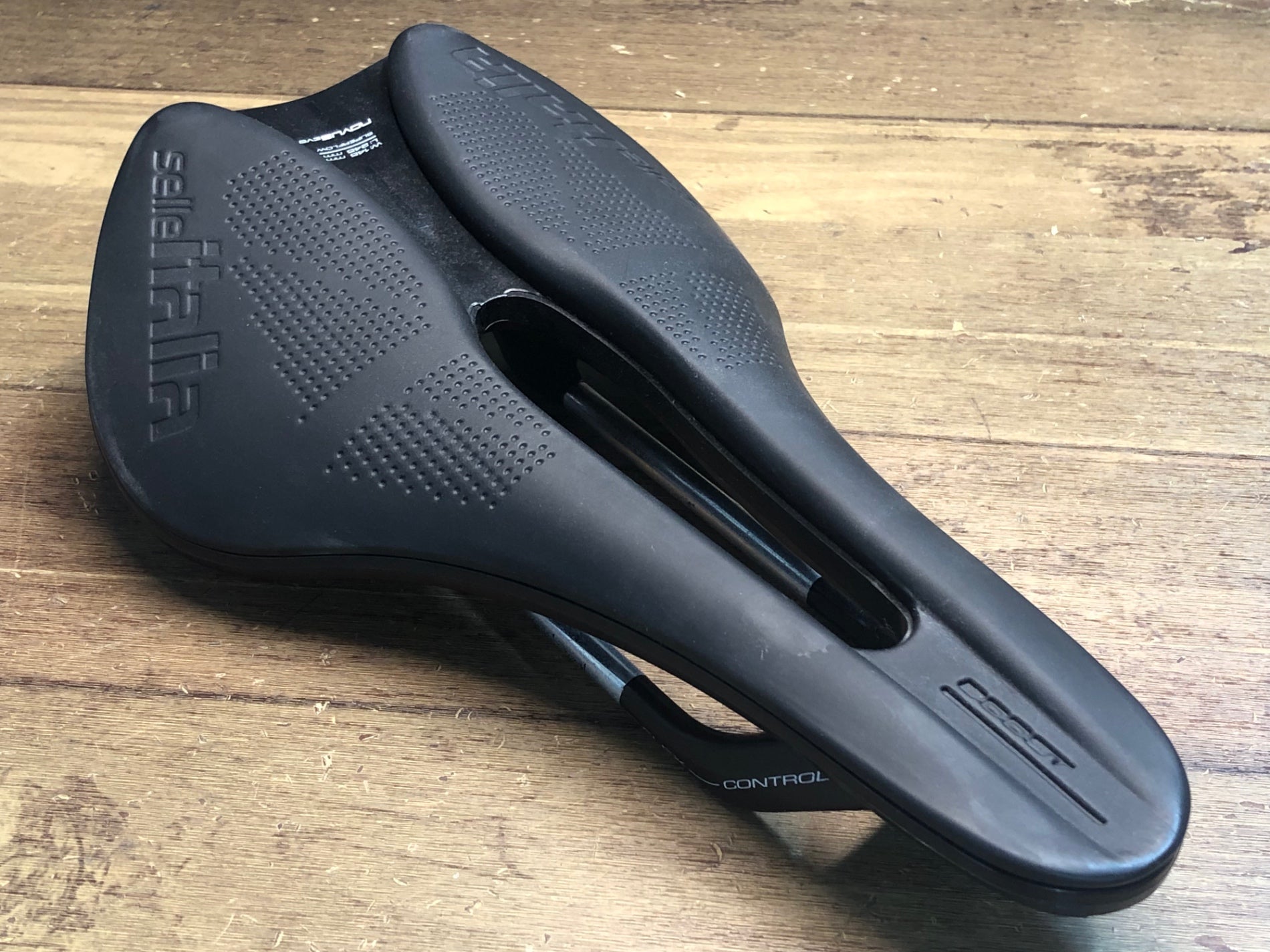 Selle Italia Novus Evo サドル 145mm