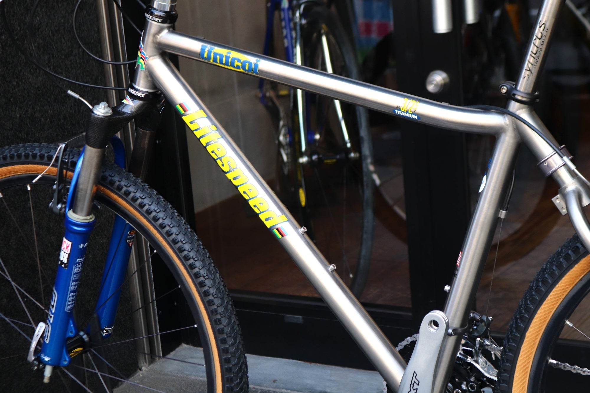 シマノ バイク シルバーメタリック 店頭試乗車販売】「TARMAC SL8 PRO – SRAM FORCE AXS」メーカー完売と