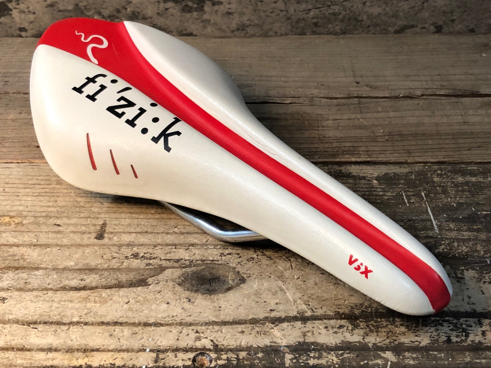 fi'zi:k Arione アリオネ R5 サドル ホワイト⁄レッド FIZIK