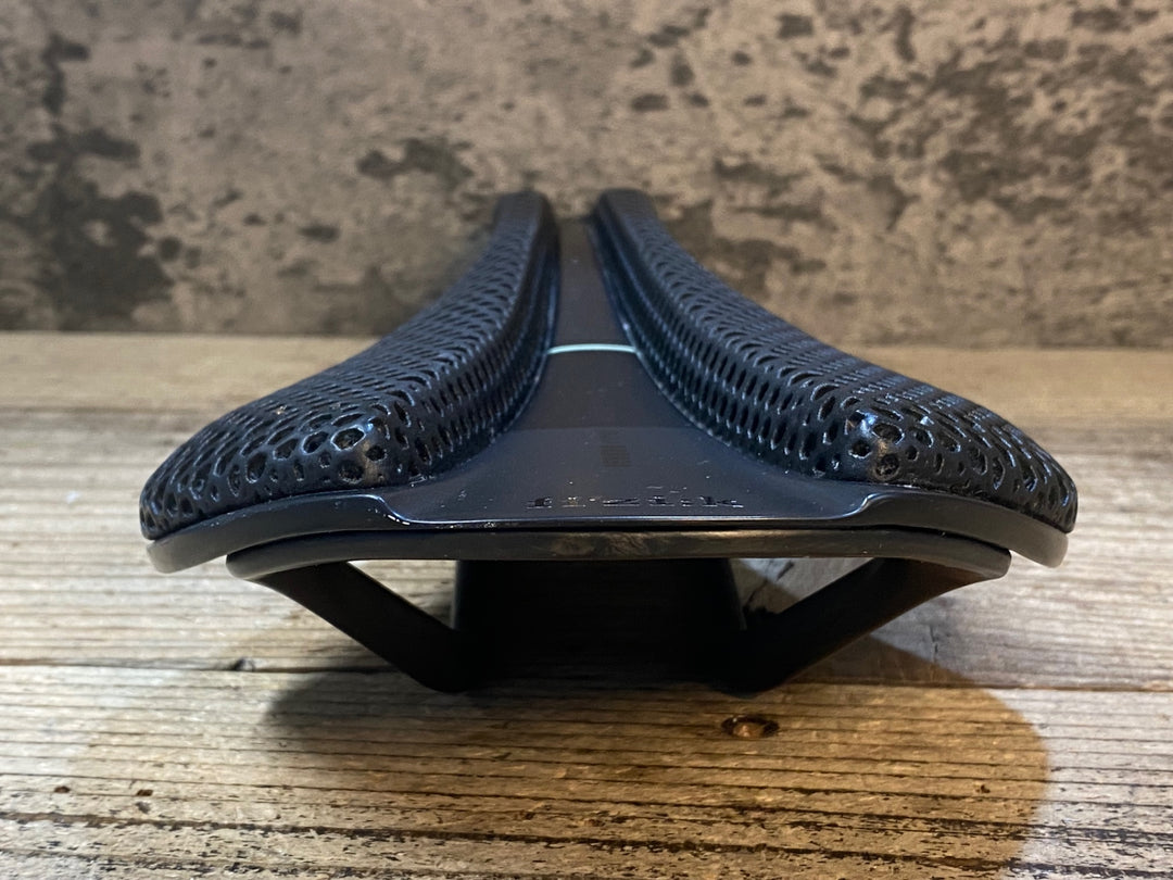 JW318 フィジーク fizik アンタレス ANTARES VERSUS EVO ADAPTIVE REGULAR サドル カーボンレール 黒