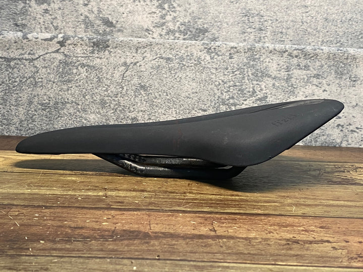 JH671 フィジーク fizik アリオネ ARIONE R1 OPEN サドル LARGE カーボンレール ※マジックペン跡あり