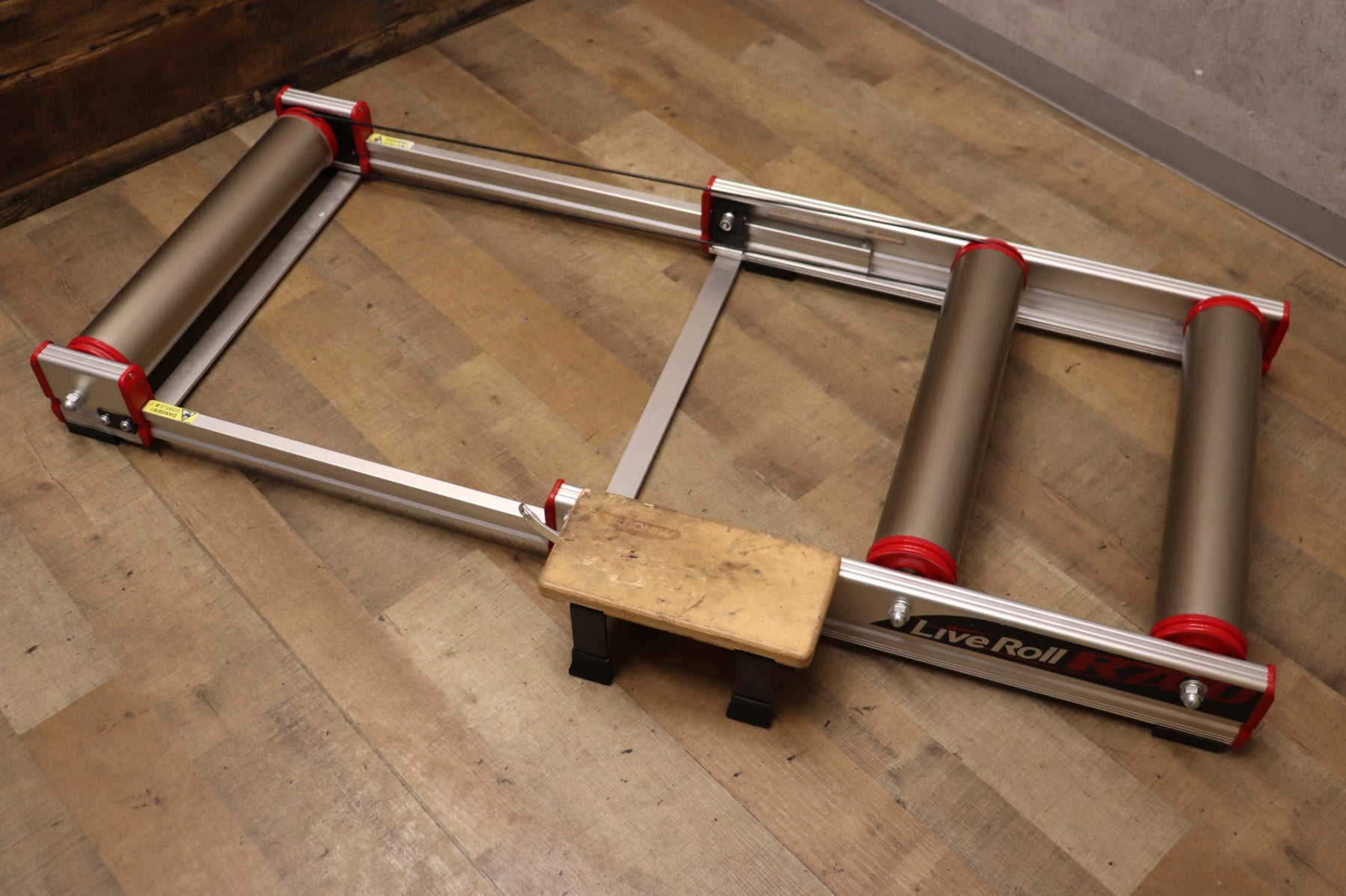 【美品】 ミノウラ LiveRoll R700 3本ローラー サイクルトレーナー Amazon | MINOURA(ミノウラ) R700 LiveRoll 3本ローラー チタンカラー