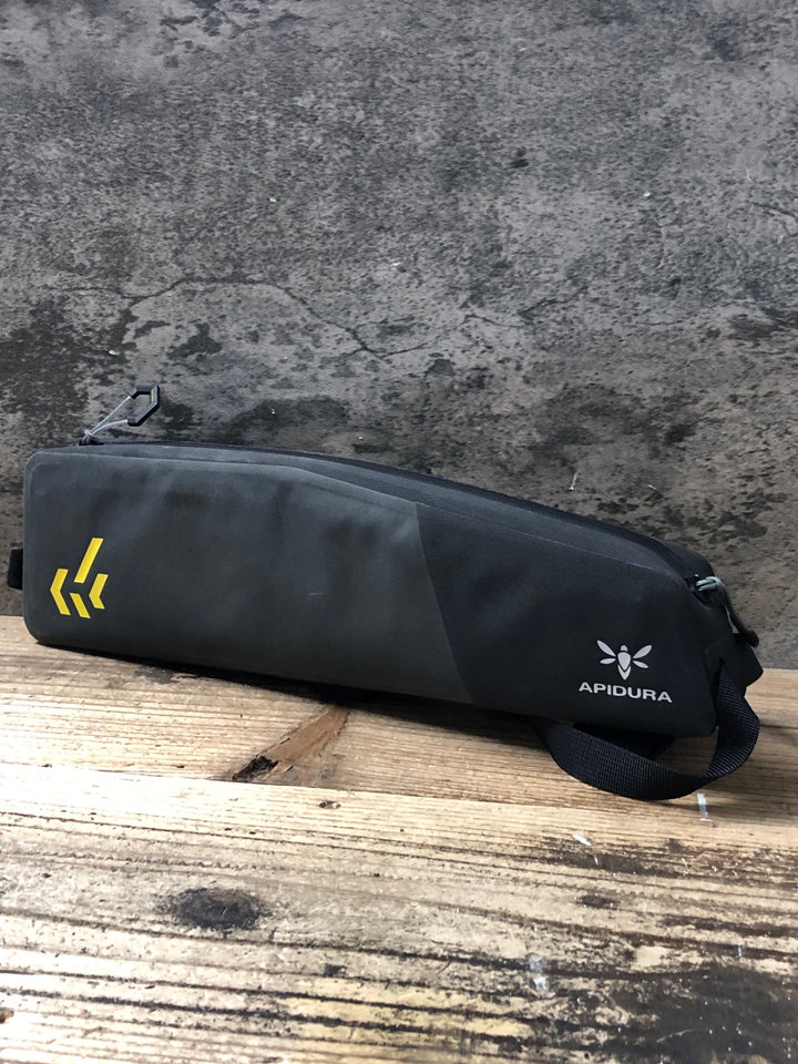 JT308 アピデュラ APIDURA バックカントリートップチューブパック 1.8L 黒グレー
