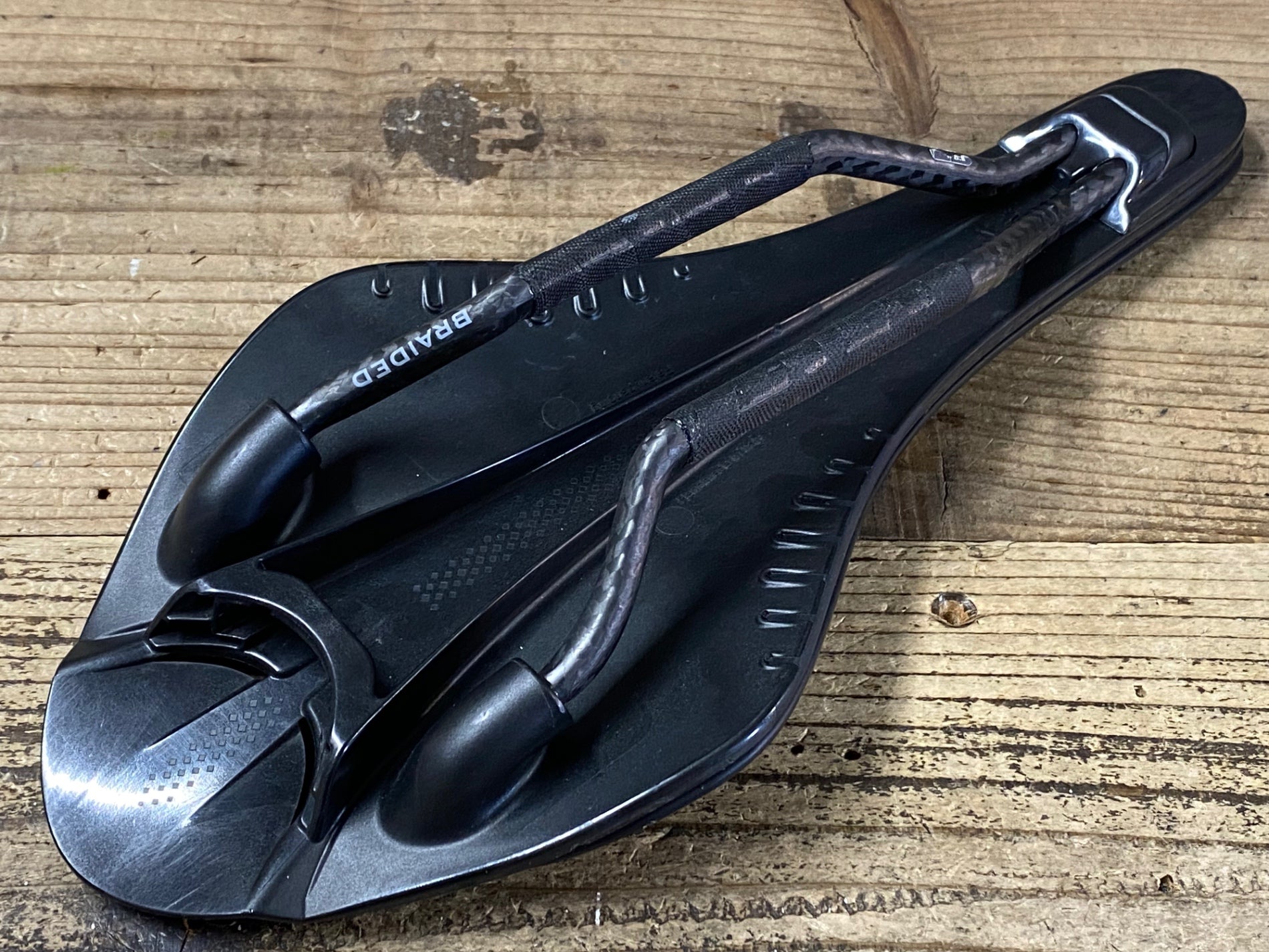 Fizik ARIONE R1 サドル ブラック レギュラー　カーボンレール フィジーク（fi'zi:k） Fizik ARIONE R1 カーボンレール for スネーク