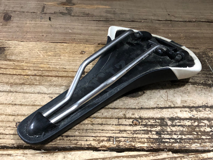 KJ372 フィジーク fizik アンタレス ANTARES サドル 黒白 kiumレール