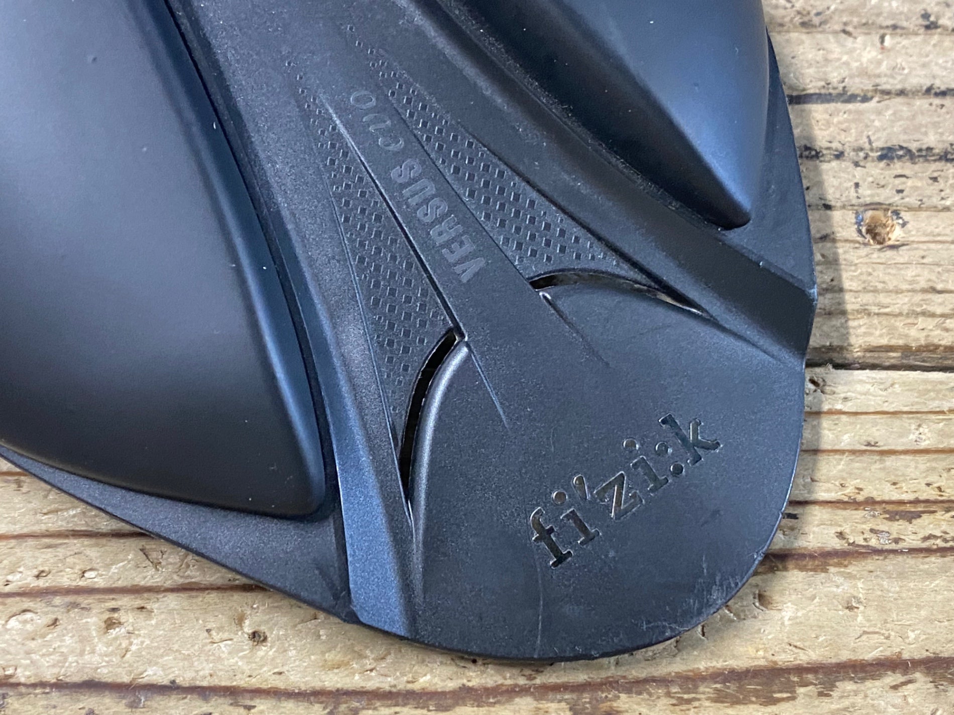 KD586 フィジーク fizik ARIONE R1 VERSUS EVO サドル 黒 カーボン